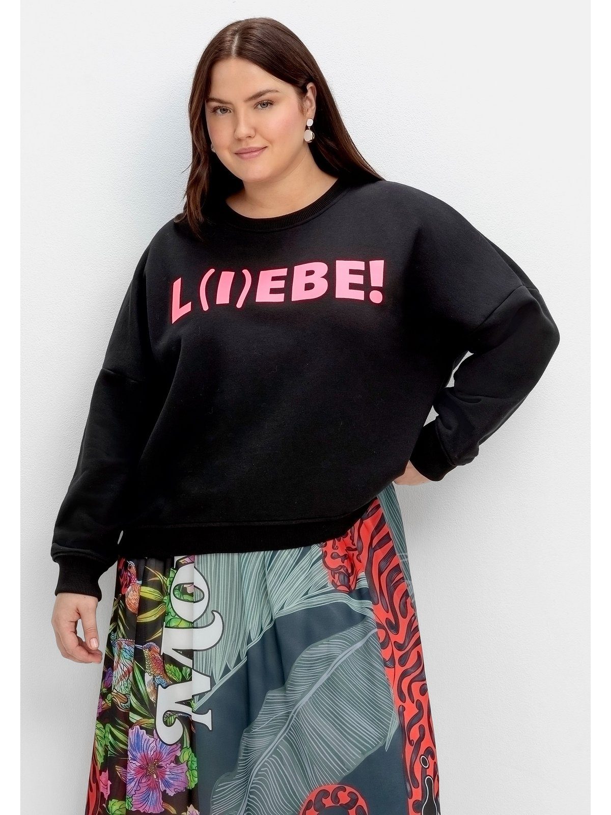 Sheego Größen kontraststarkem mit Sweatshirt Frontdruck Große