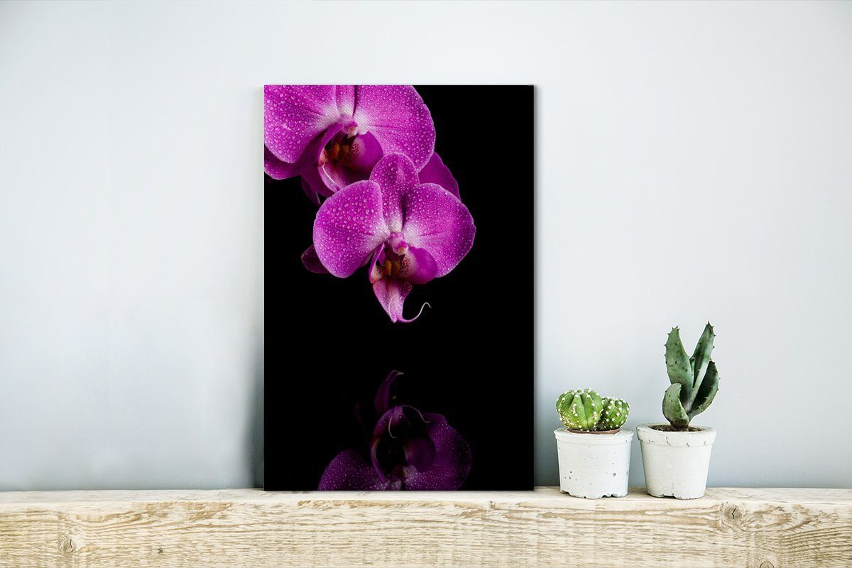 Leinwandbild Orchideen OneMillionCanvasses® Leinwandbild Zwei Zackenaufhänger, Hintergrund, St), inkl. fertig (1 schwarzem vor cm lila 20x30 Gemälde, bespannt