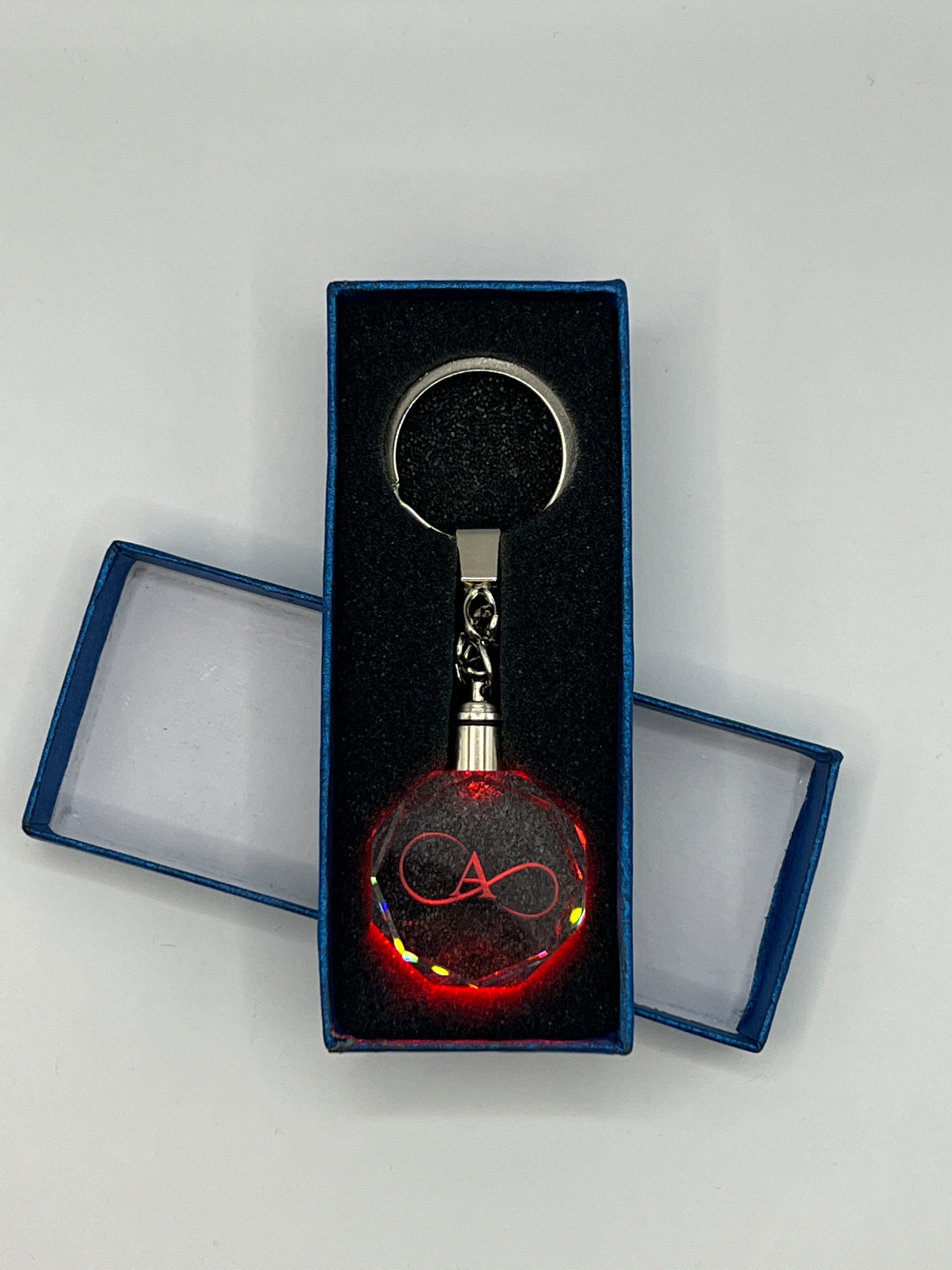 Stelby Schlüsselanhänger Schlüsselanhänger Unendlichkeit A – Infinity Geschenk für Partner (inklusive blauer Geschenkbox), Farbwechsel, transparent, modernes Design