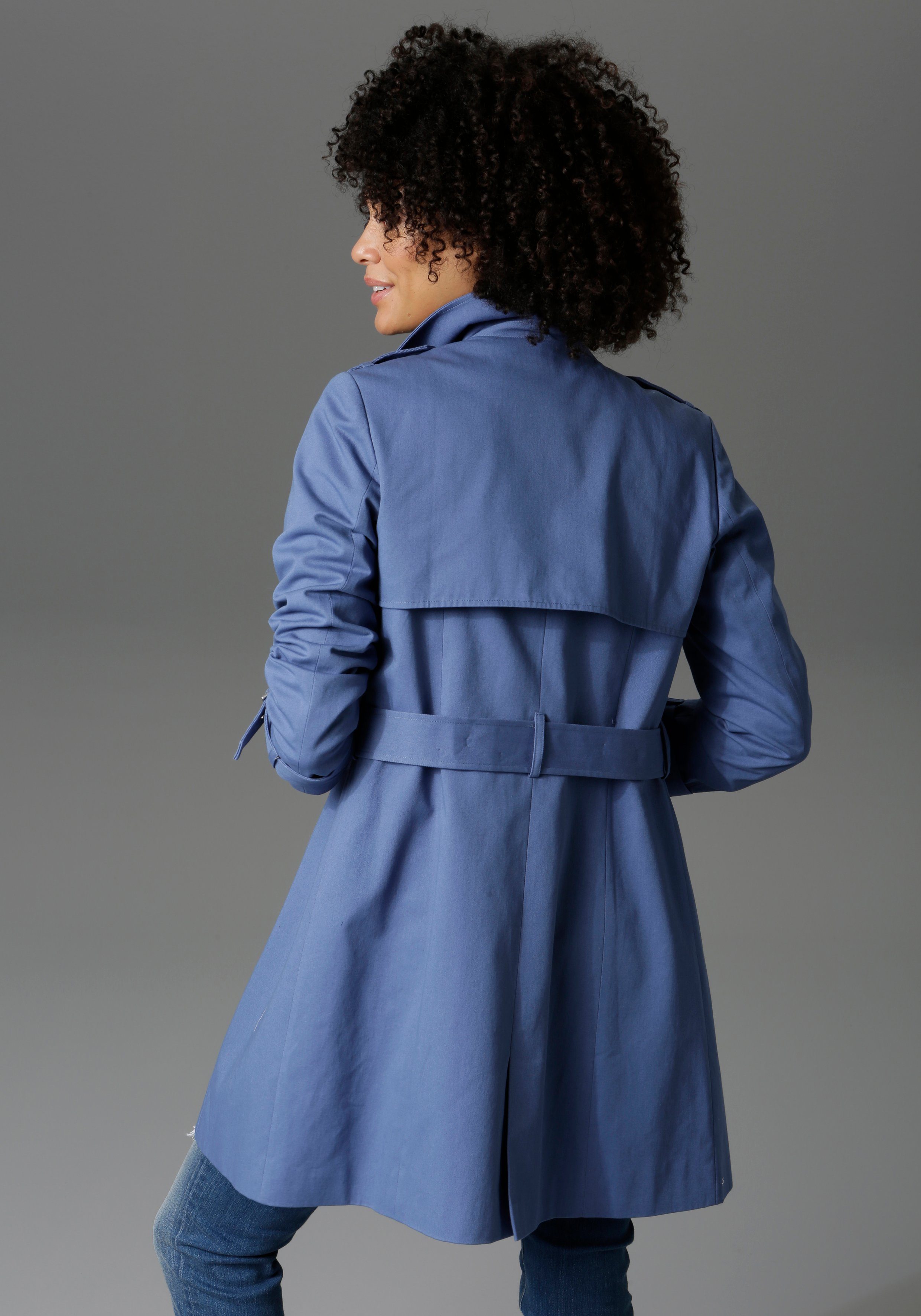 rauchblau zum Gürtel Regulieren CASUAL Aniston Trenchcoat mit