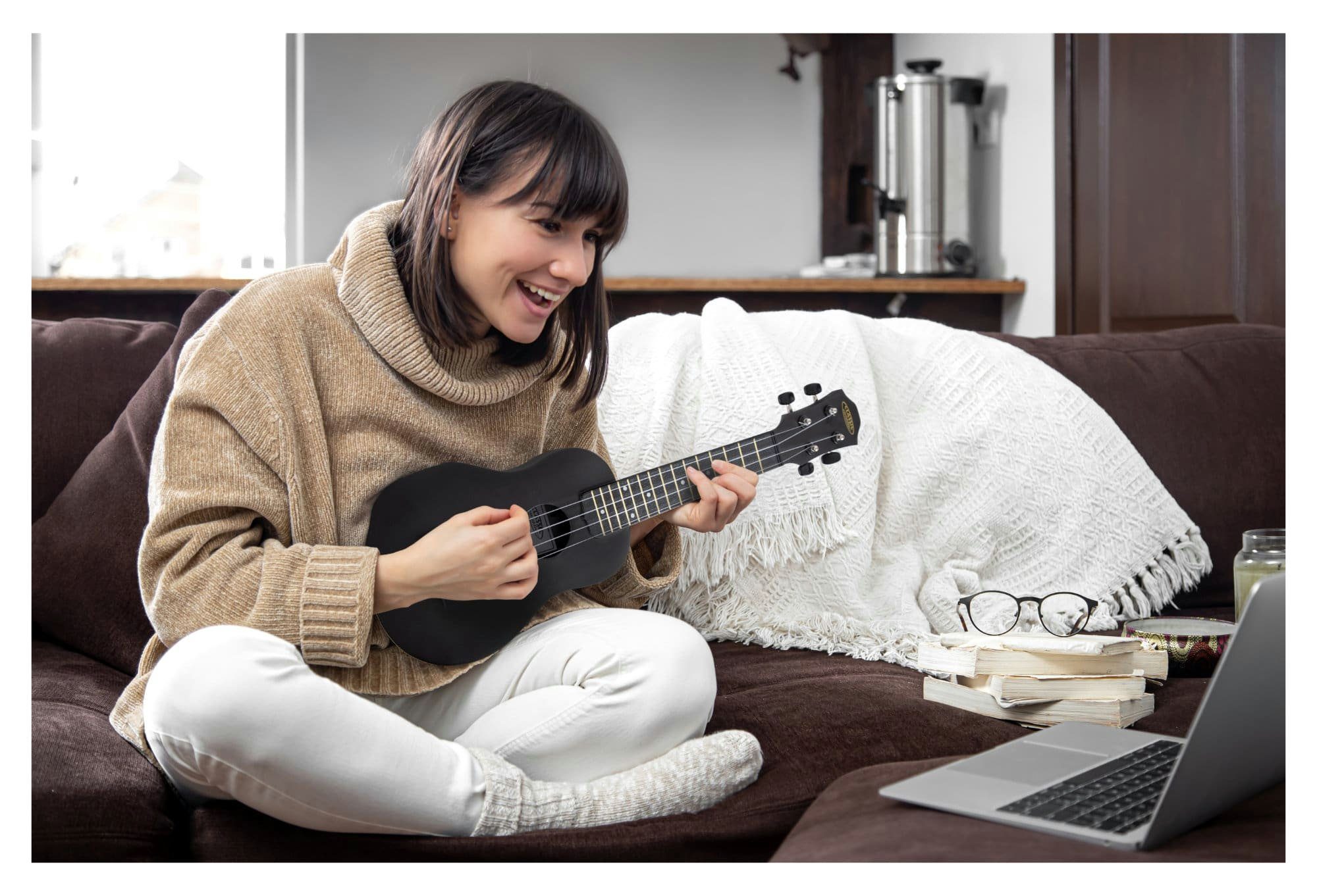 Classic Cantabile Ukulele OV-4, Sopranukulele, Gesamtlänge: 54 cm im Roundback-Design