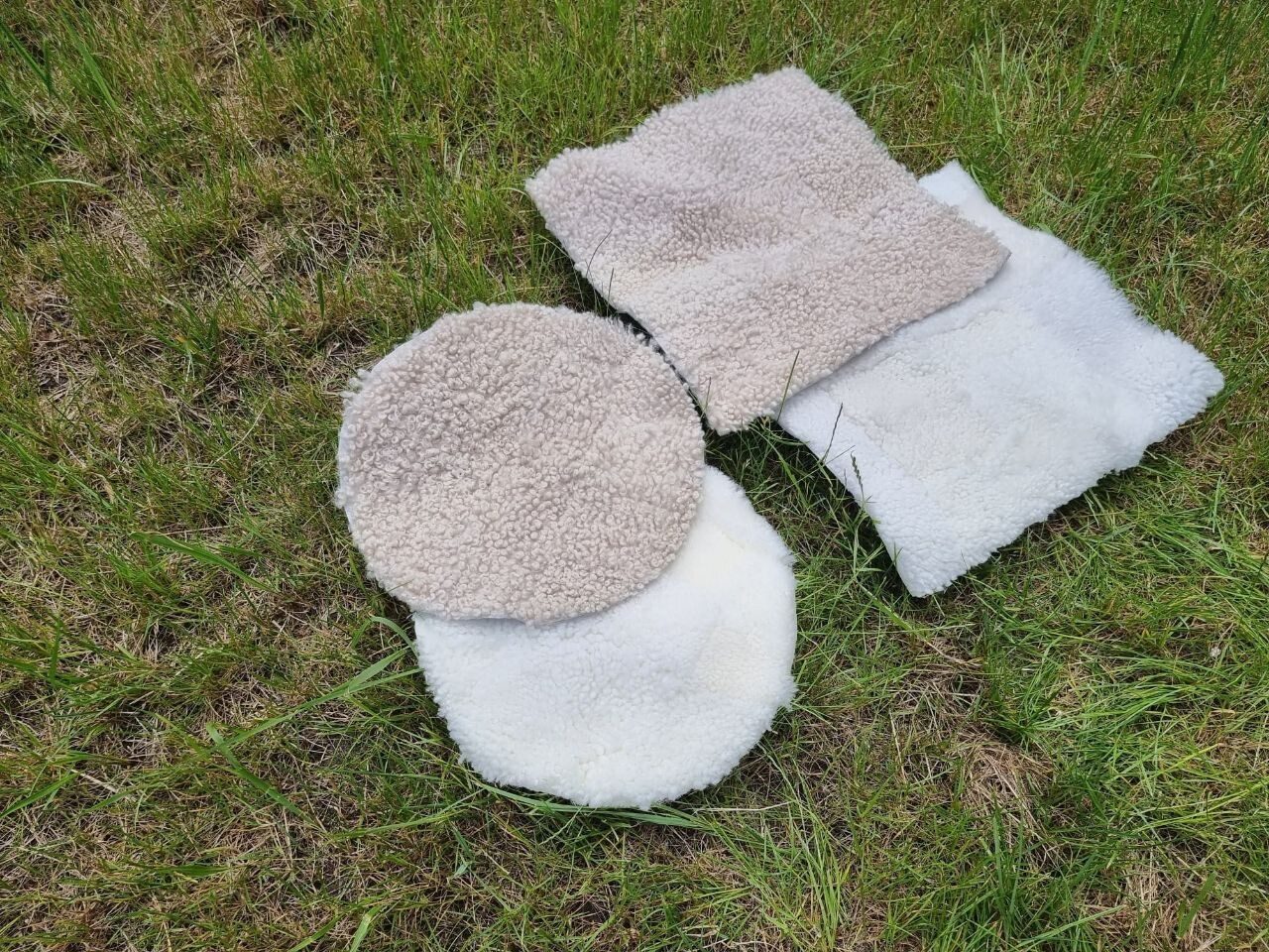 Provellus Sitzkissen Sitzkissen aus echtem Schaffell 37x37 cm – Weich, Natur, handgefertigt