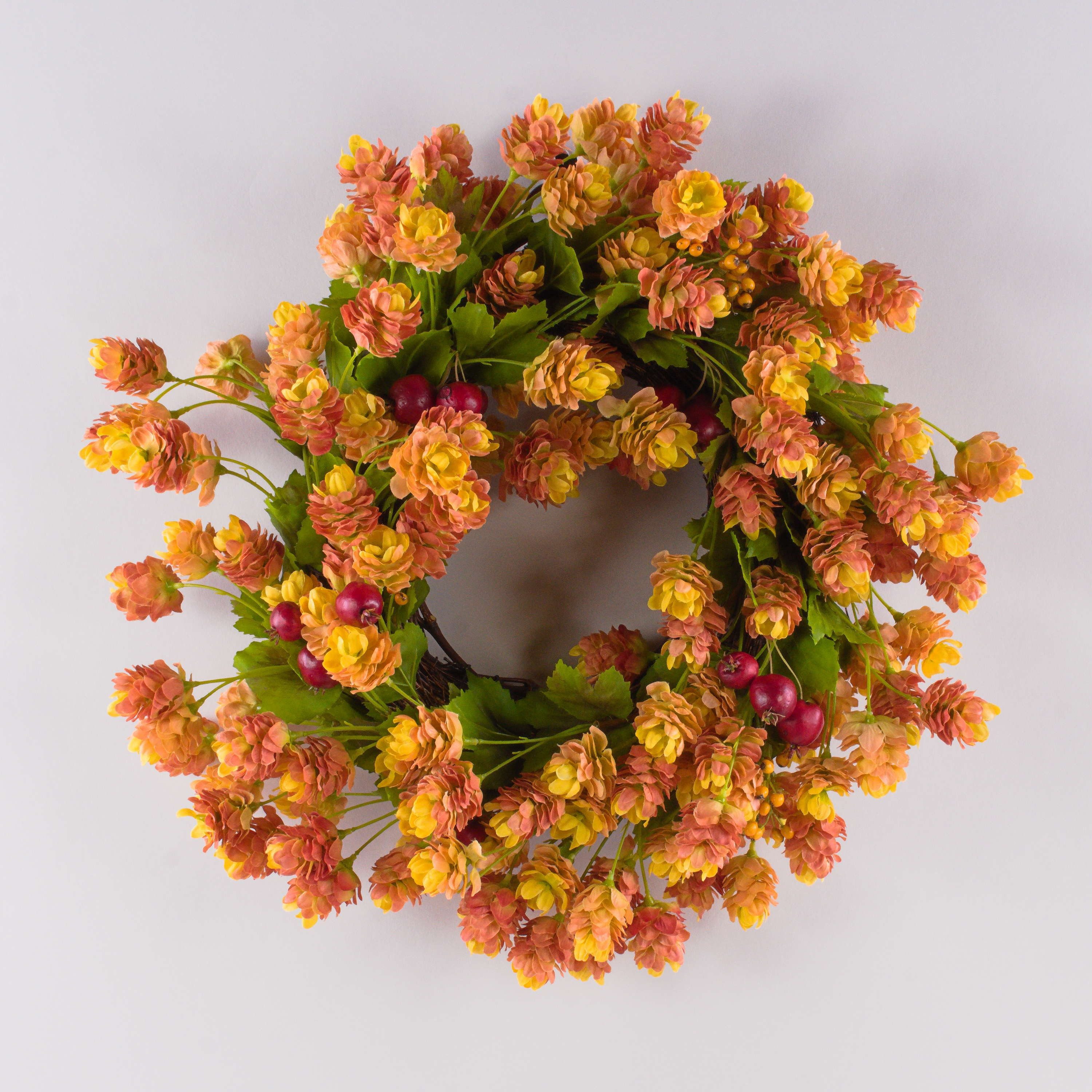 Kunstkranz Künstlicher Hopfenkranz MABILA mit Ilexbeeren, orange, Ø40cm, artplants