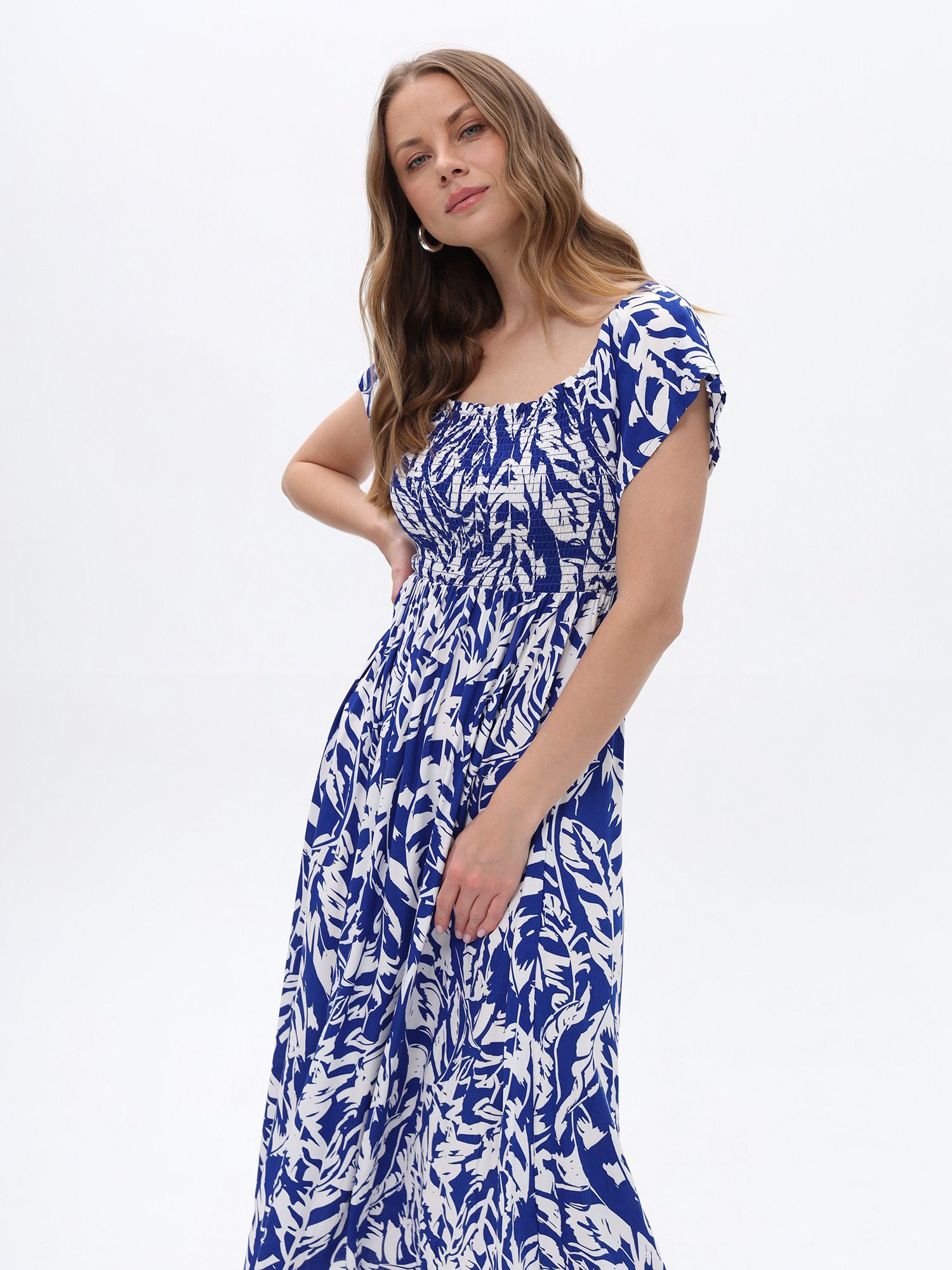 Passioni Sommerkleid Gesmoktes Kleid mit Blätterprint Maxikleid mit Weiß-Blauem Muster – Bild 2 von 4
