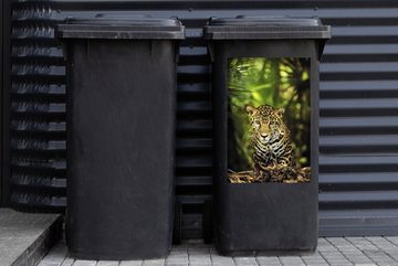 MuchoWow Wandsticker Junger Jaguar im Dschungel (1 St), Mülleimer-aufkleber, Mülltonne, Sticker, Container, Abfalbehälter