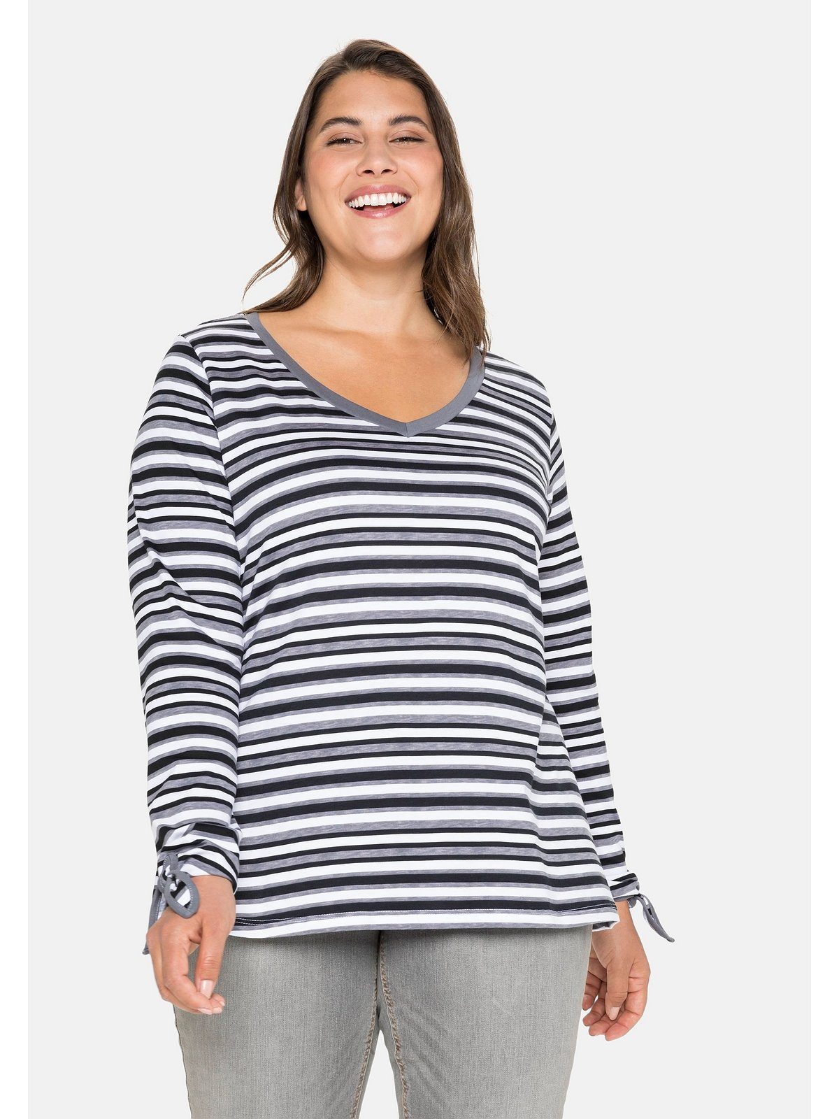 Sheego Langarmshirt Große Größen mit Ringeln und Knoten am Ärmelsaum grau bedruckt | V-Shirts