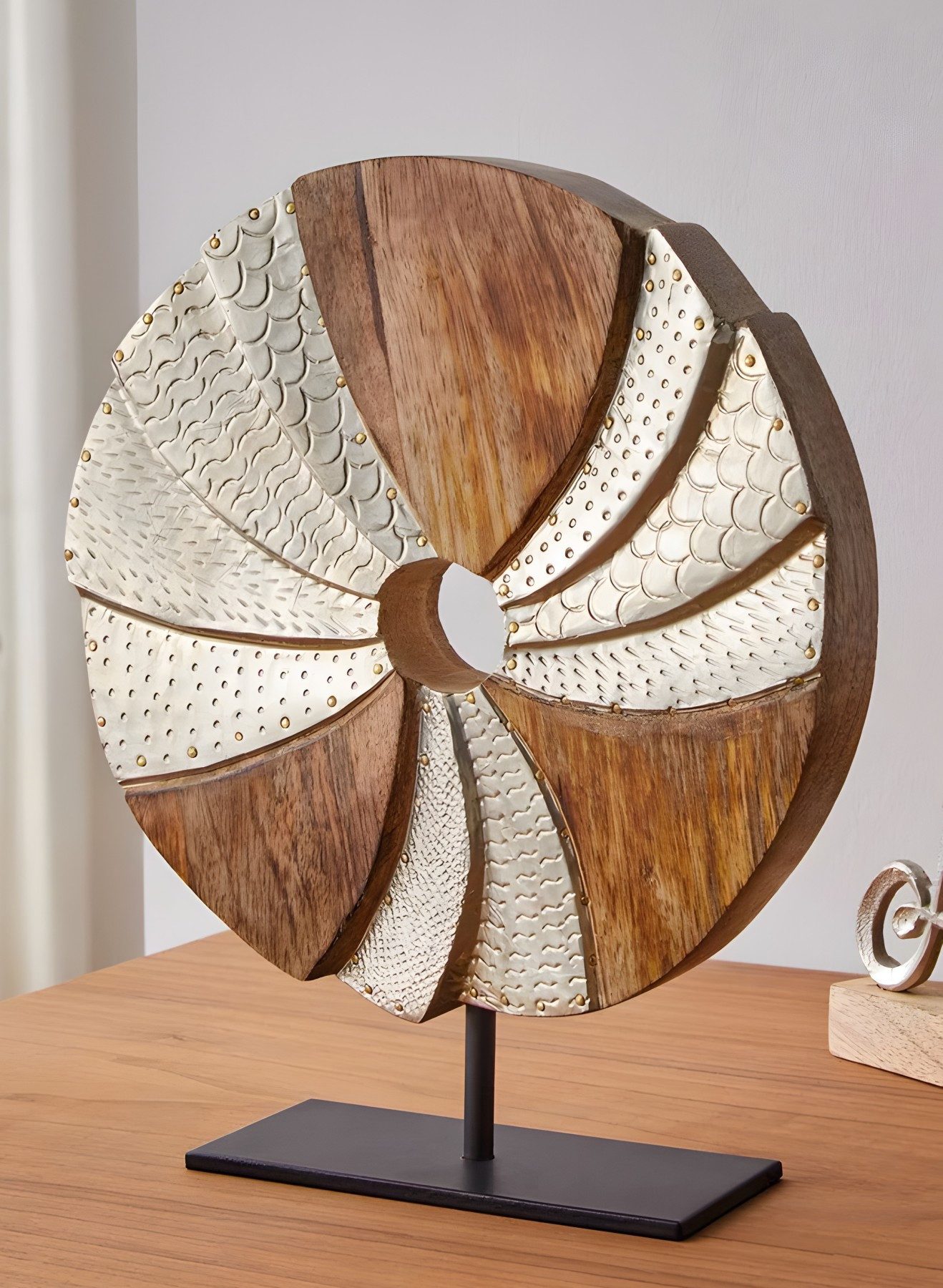 Dekoleidenschaft Skulptur "Circle" aus Mangoholz und Aluminium in silber, Ø 24 cm, Dekoobjekt, Holzdeko, Holzskulptur, Dekofigur für Wohnzimmer, Flur & Fensterbank