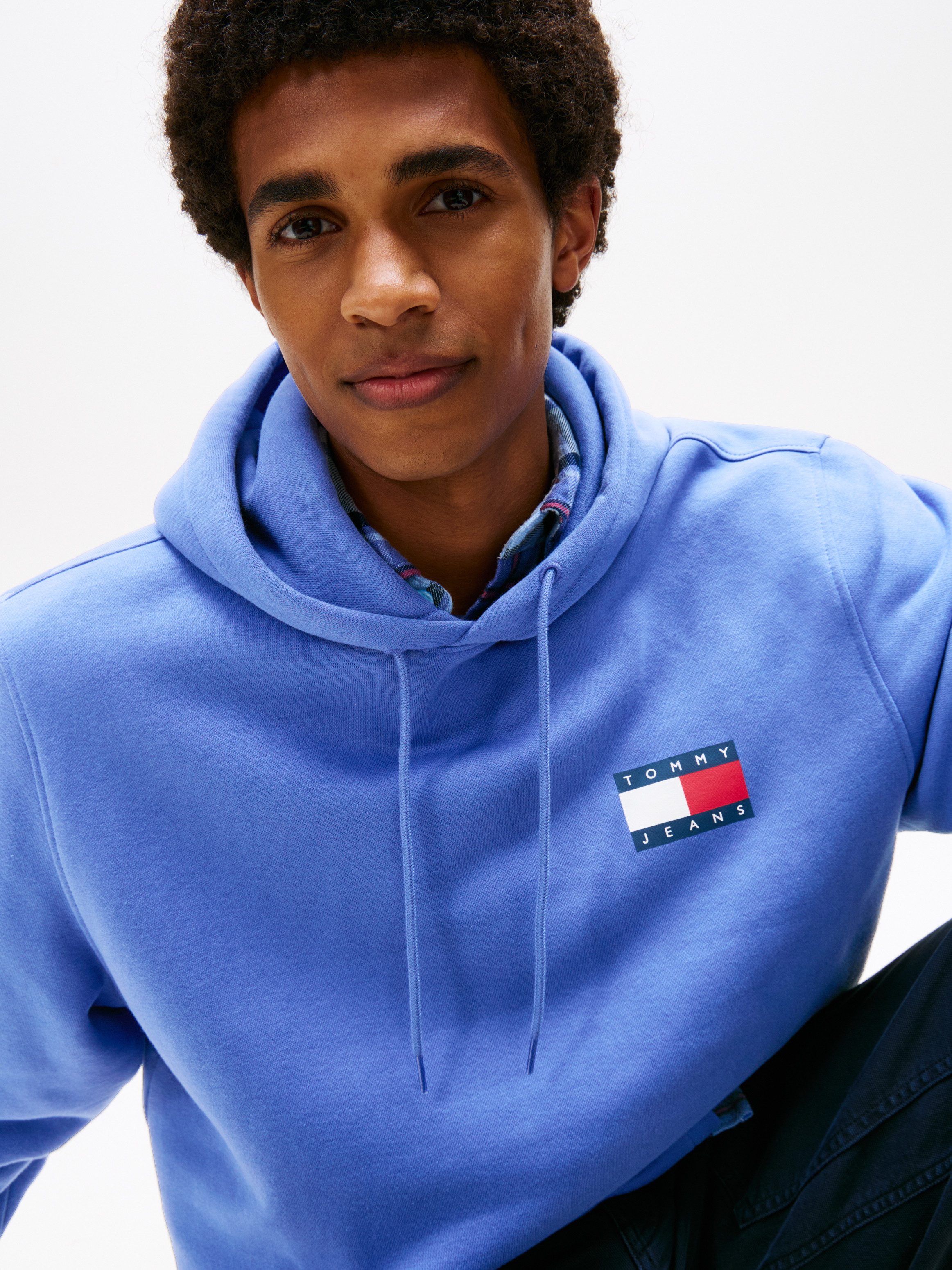 Tommy Jeans Sweatshirt TJM REG ESSENTIAL FLAG HOOD EXT mit bedruckten Marke günstig online kaufen
