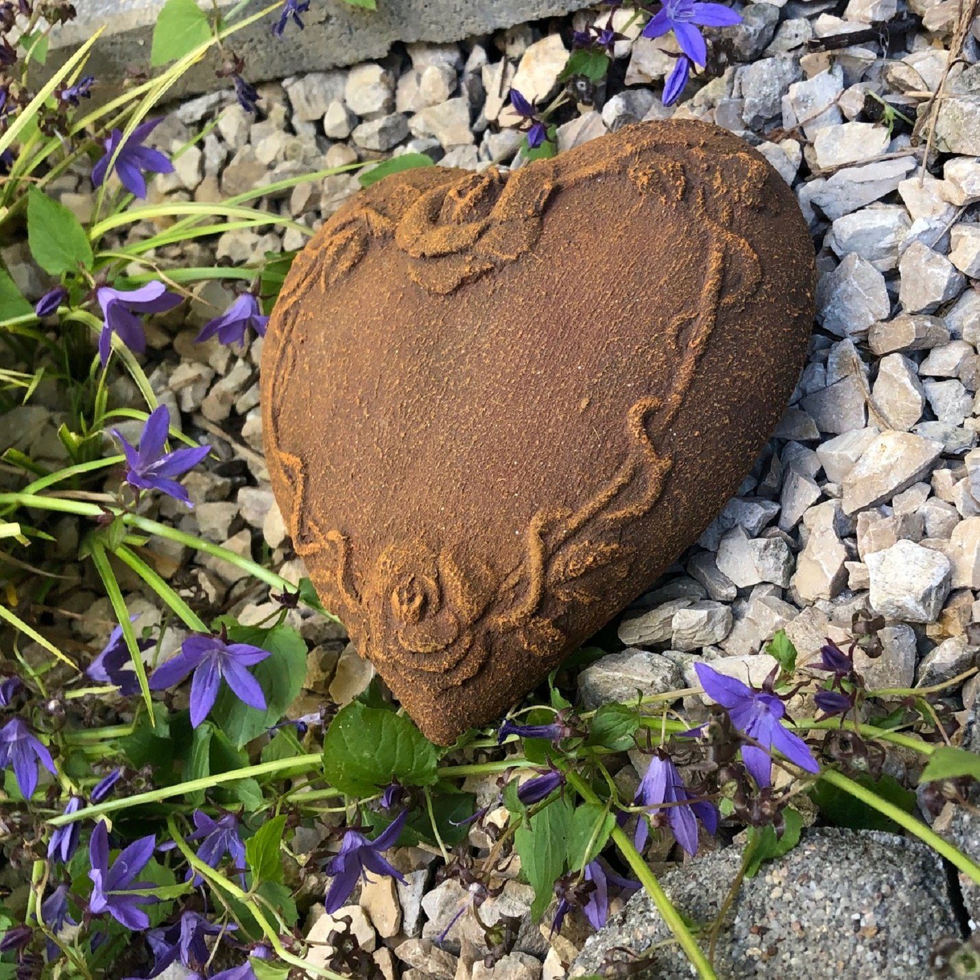 Radami Gartenfigur Optik mit Grabherz Grabschmuck Rosenranke Rost