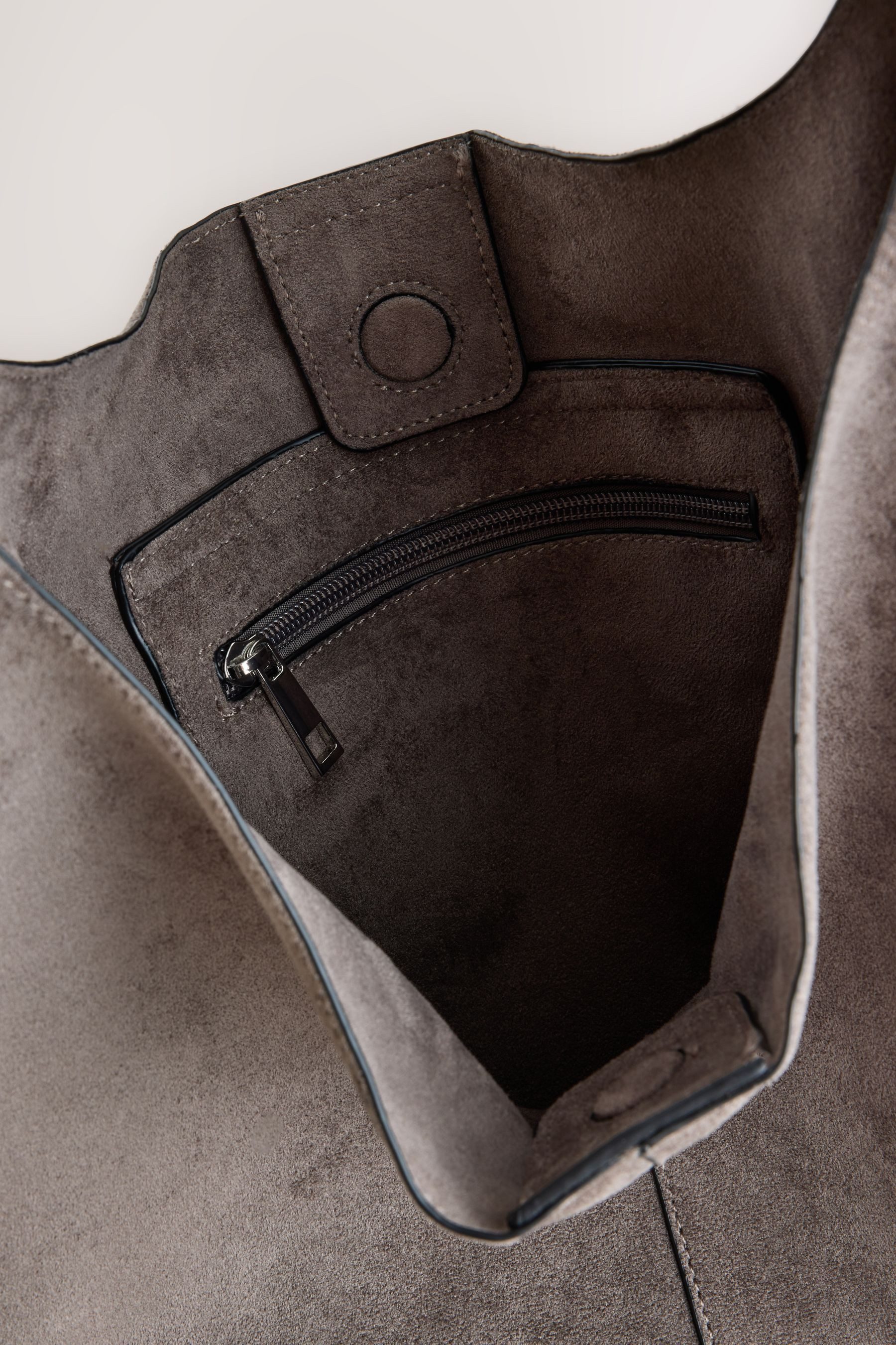 Next Schultertasche Schultertasche aus Velourskunstleder (1-tlg) – Bild 5 von 5