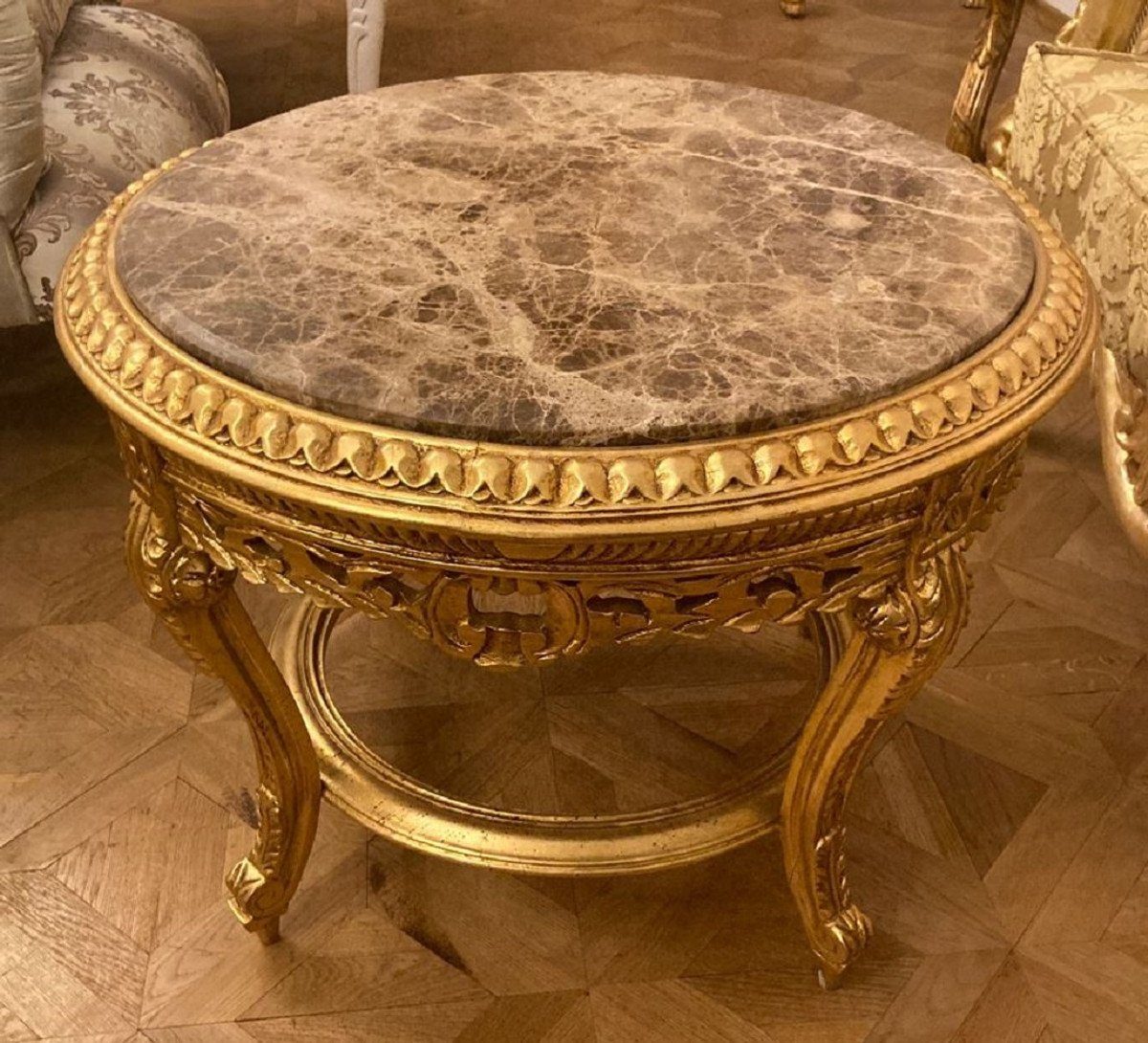 Casa Padrino Couchtisch Casa Padrino Barock Couchtisch mit Marmorplatte Gold / Grau - Runder Massivholz Wohnzimmertisch im Barockstil - Barockstil Wohnzimmer Möbel - Barock Möbel - Antik Stil Wohnzimmer Möbel