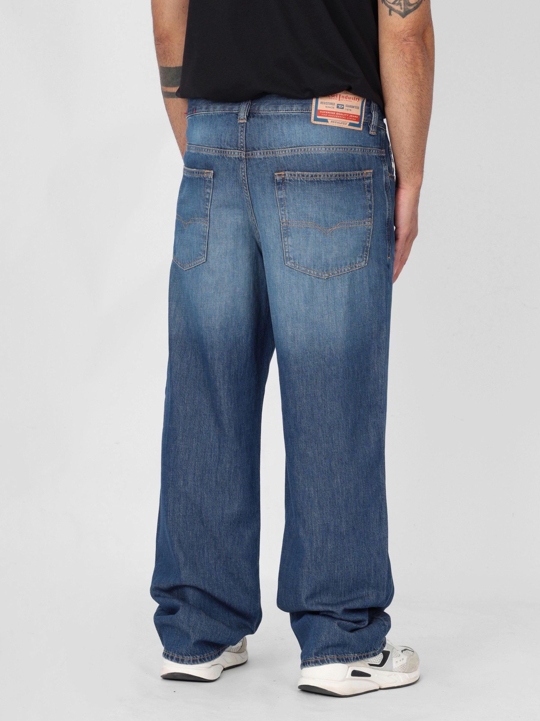 Diesel Loose-fit-Jeans Relaxed Fit, Extra-lang - 2001 D-MACRO Leichter & Superweicher Denim, Low Waist