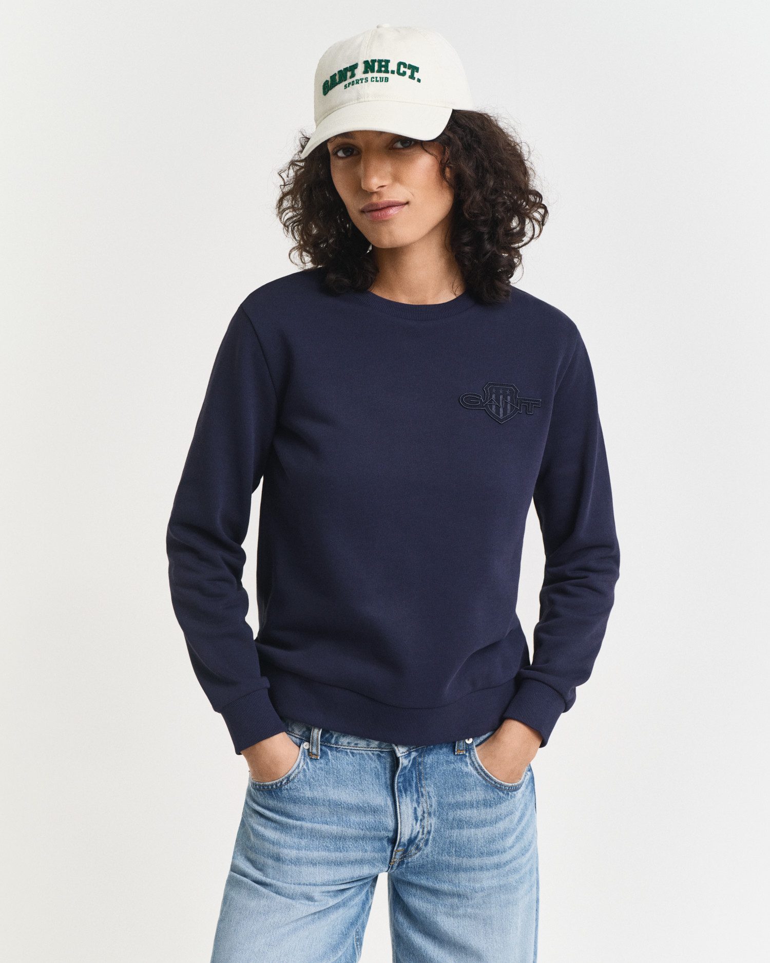 Gant Sweatshirt REG TONAL SHIELD C-NECK SWEAT Ton in Ton Stickerei, Rundhal günstig online kaufen