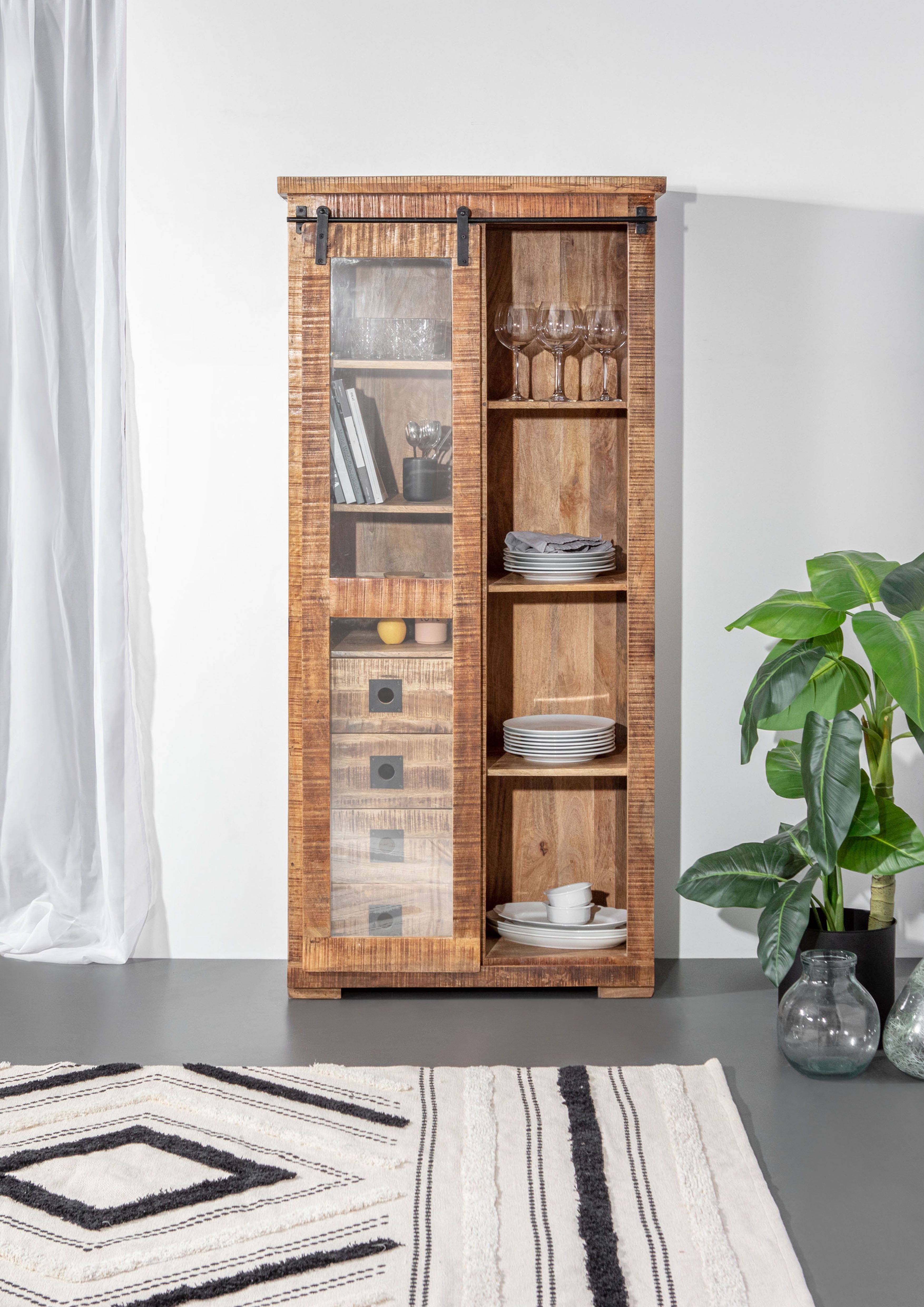 Gutmann Factory Vitrine Kamerun