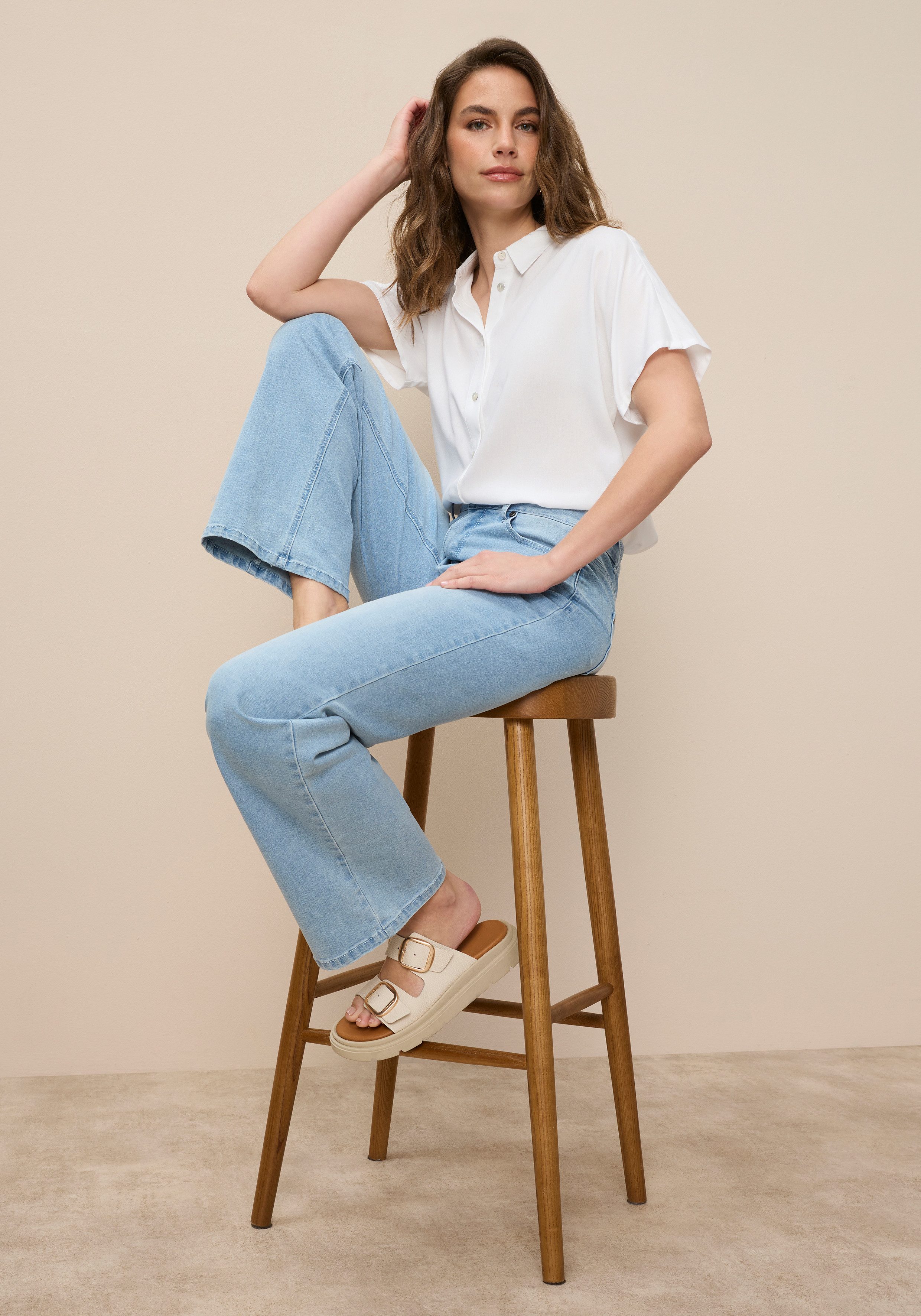 Tamaris Weite Jeans mit modischer Silhouette und hohem Tragekomfort hohe Leibhöhe, langer Schnitt, mit Knopf-Applikationen – Bild 5 von 5