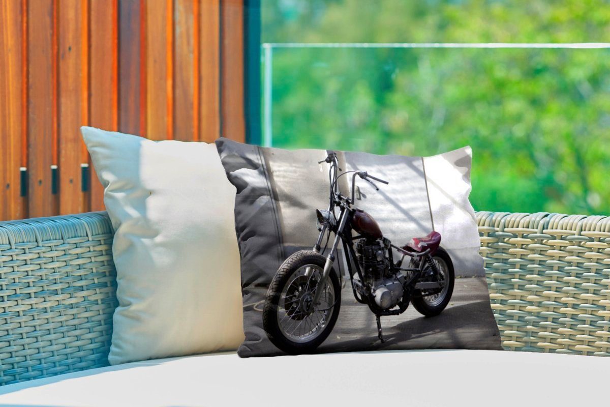Polyester, MuchoWow Dekokissen Outdoor-Dekorationskissen, Ein Chopper-Motorrad, Dekokissenbezug, altmodisches Kissenhülle