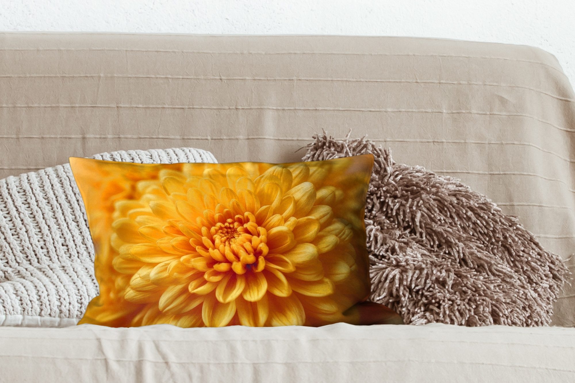 MuchoWow Dekokissen Gelb - Chrysantheme - Sanftheit, Dekoration, Zierkissen, Kissen mit Füllung, 50x30 cm – Bild 3 von 5