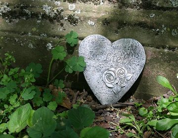 Bambelaa! Gartenfigur Grabschmuck Grabdeko Herz Inschrift „In Liebe“ Steinharz Friedhof