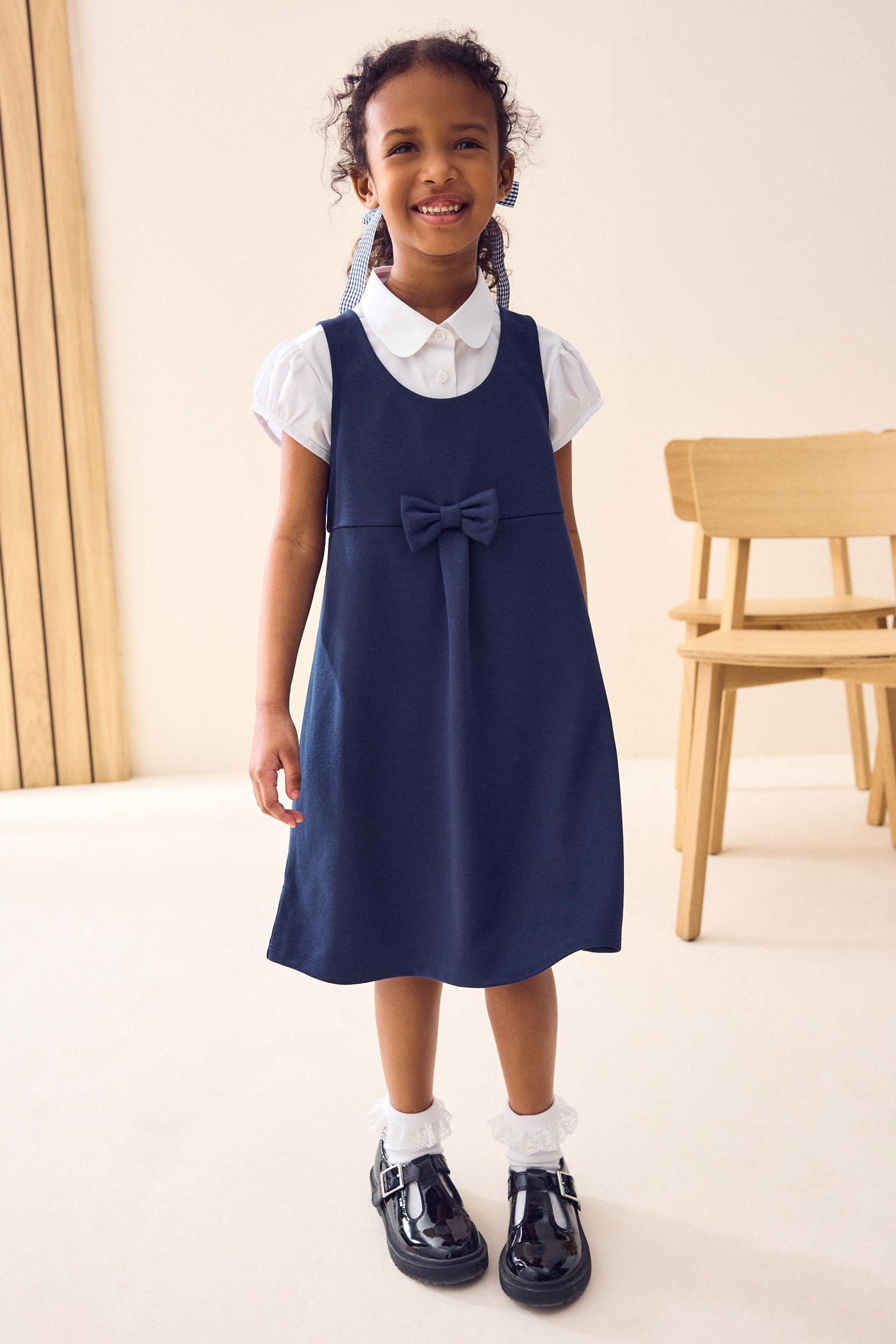 Next Latzkleid Schul-Latzkleid aus Jersey mit Zierschleife (1-tlg)