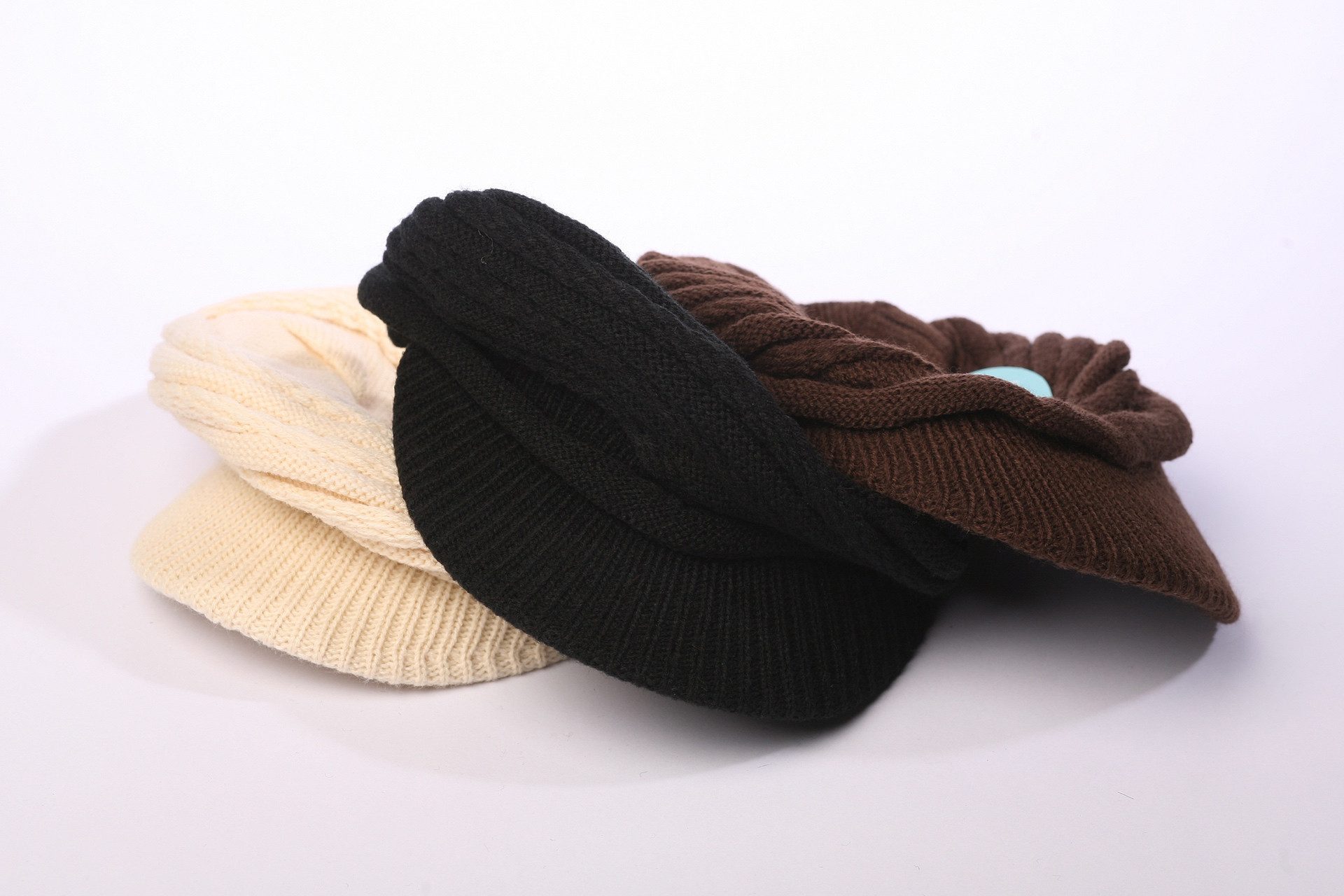 DanCarol Fellimitatmützen DC-W-Flotte Strickmütze mit eingearbeitetem Schirm im Mustermix. trickmütze mit eingearbeitetem Schirm im Mustermix.