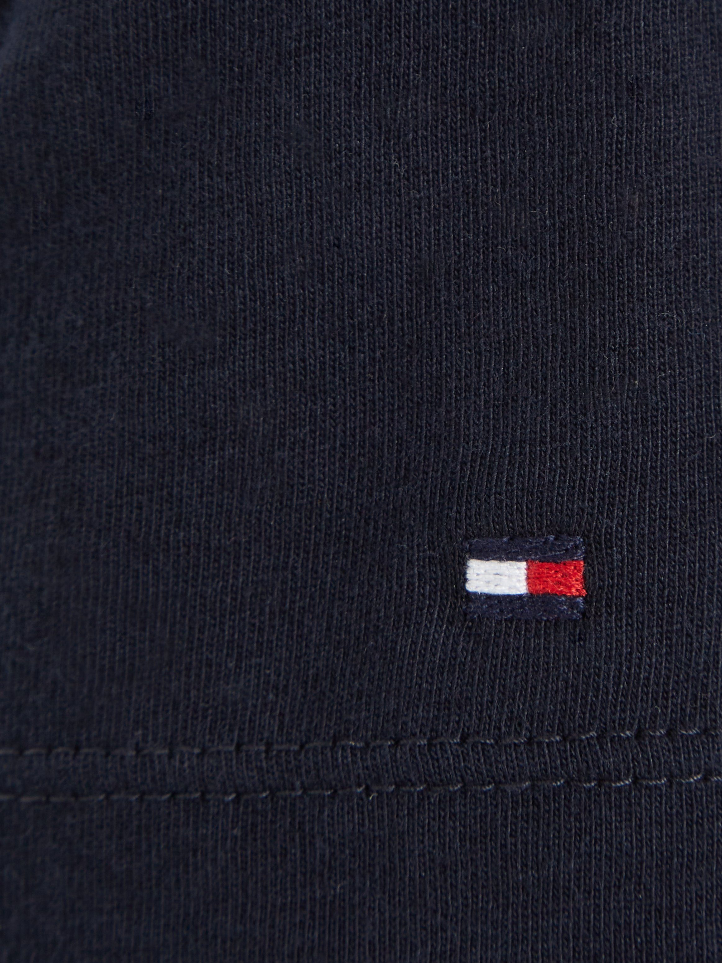 S/S Hilfiger MONOTYPE Tommy der T-Shirt Hilfiger-Logoschriftzug mit dunkelblau Brust modischem auf TEE