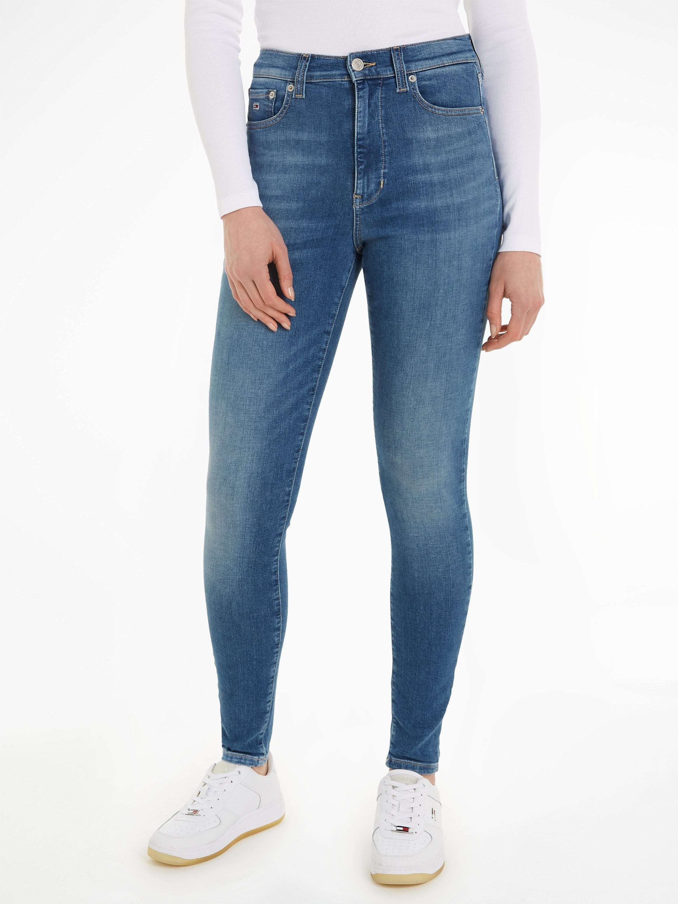Tommy Jeans Bequeme Jeans Sylvia mit Medium2 Denim Ledermarkenlabel