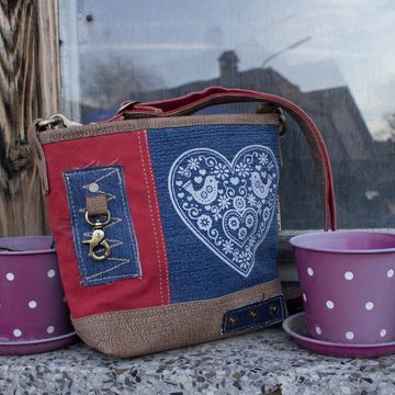 Domelo Umhängetasche Trachtentasche mit Herz Aufdruck, Oktoberfest Tasche mit abnehmbarem Henkel, rote Dirndltasche aus recycelten Jeans, aus recycelten Materialien