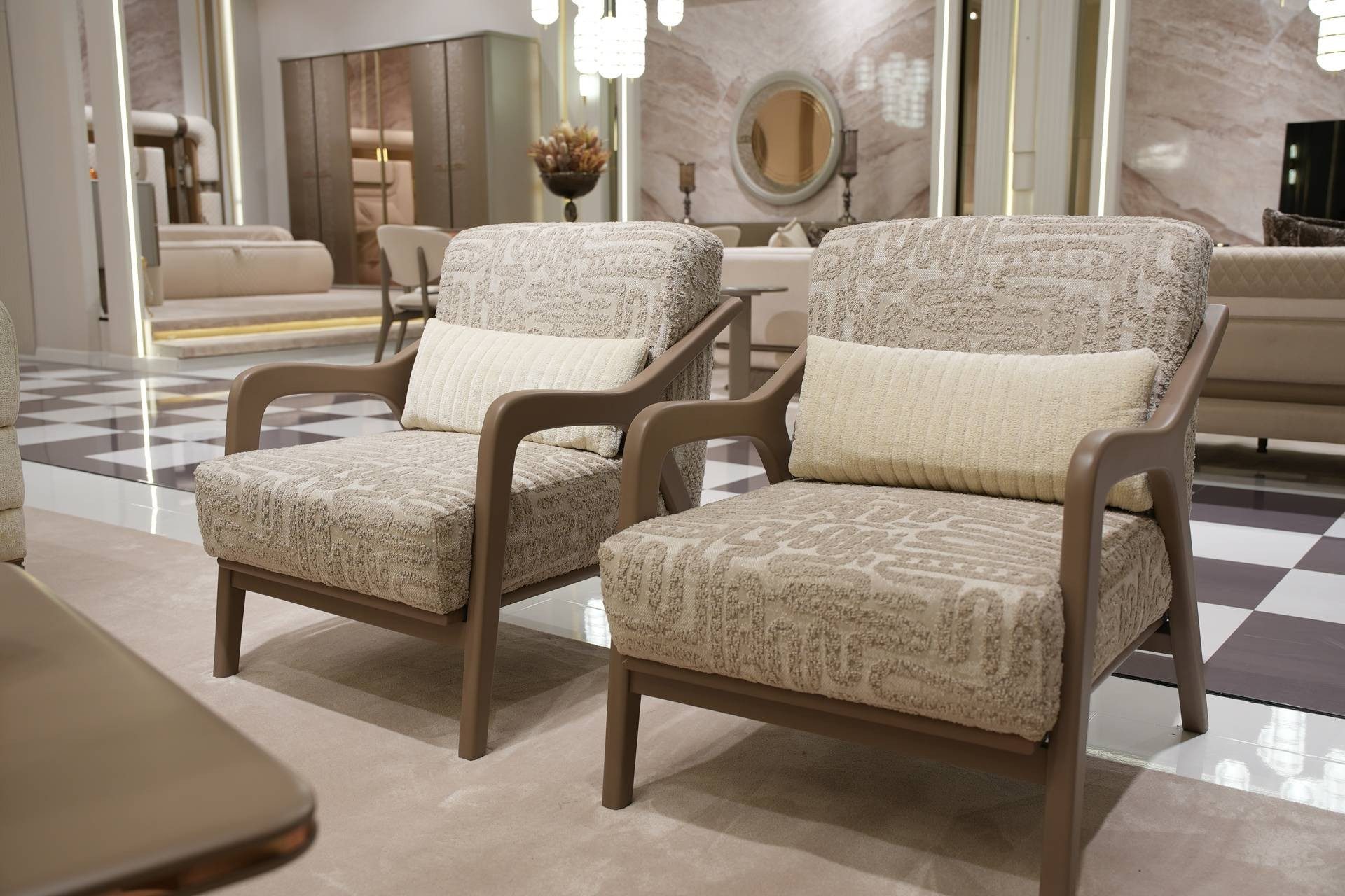 Sessel Beigefarbener Stoffsessel mit modernem Design und hohem Sitzkomfort