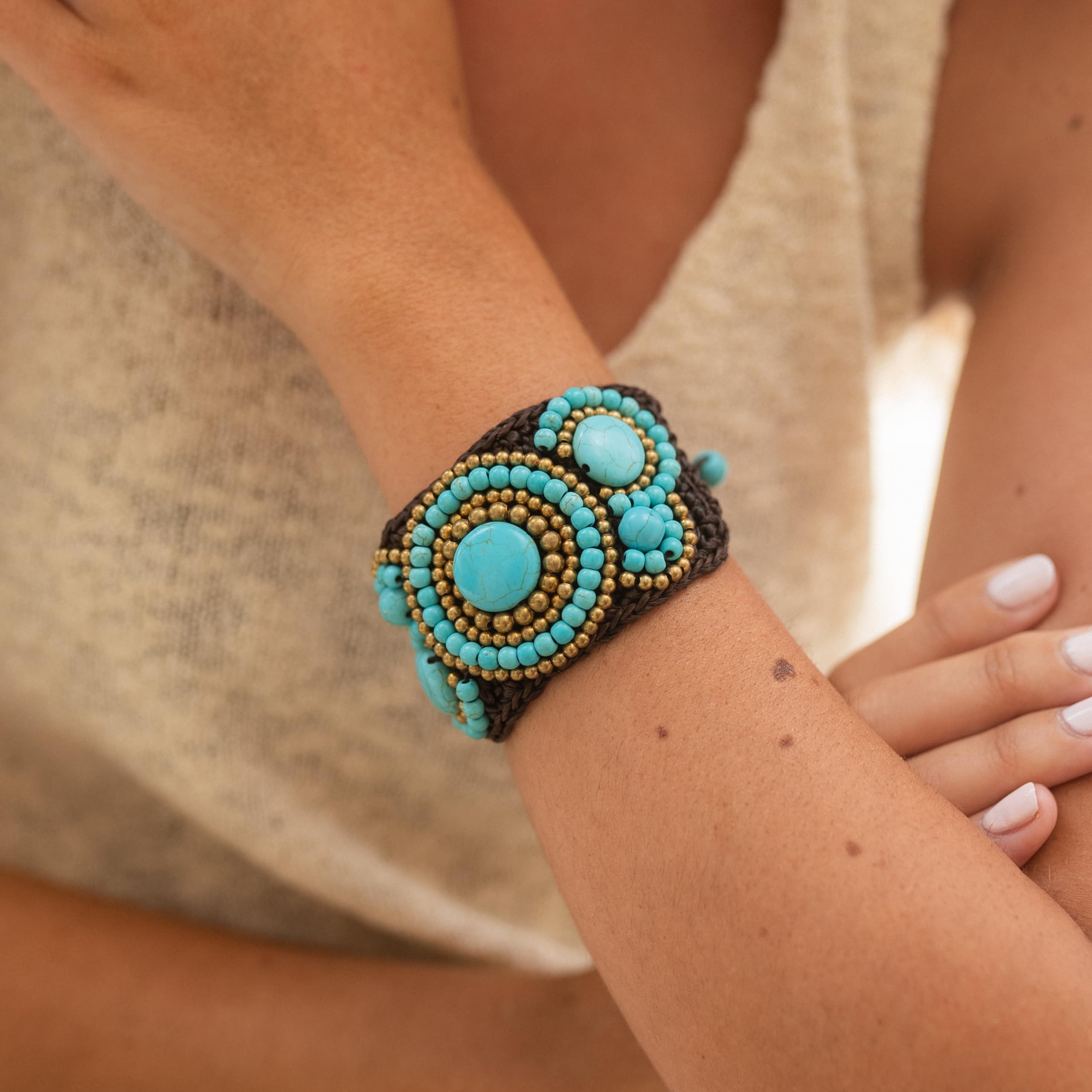 Made by Nami Armband Boho Damen Handgemacht mit Türkisen und Goldenen Perlen, Hippie Accessoires Indischer Schmuck 16 + 4 cm Lang