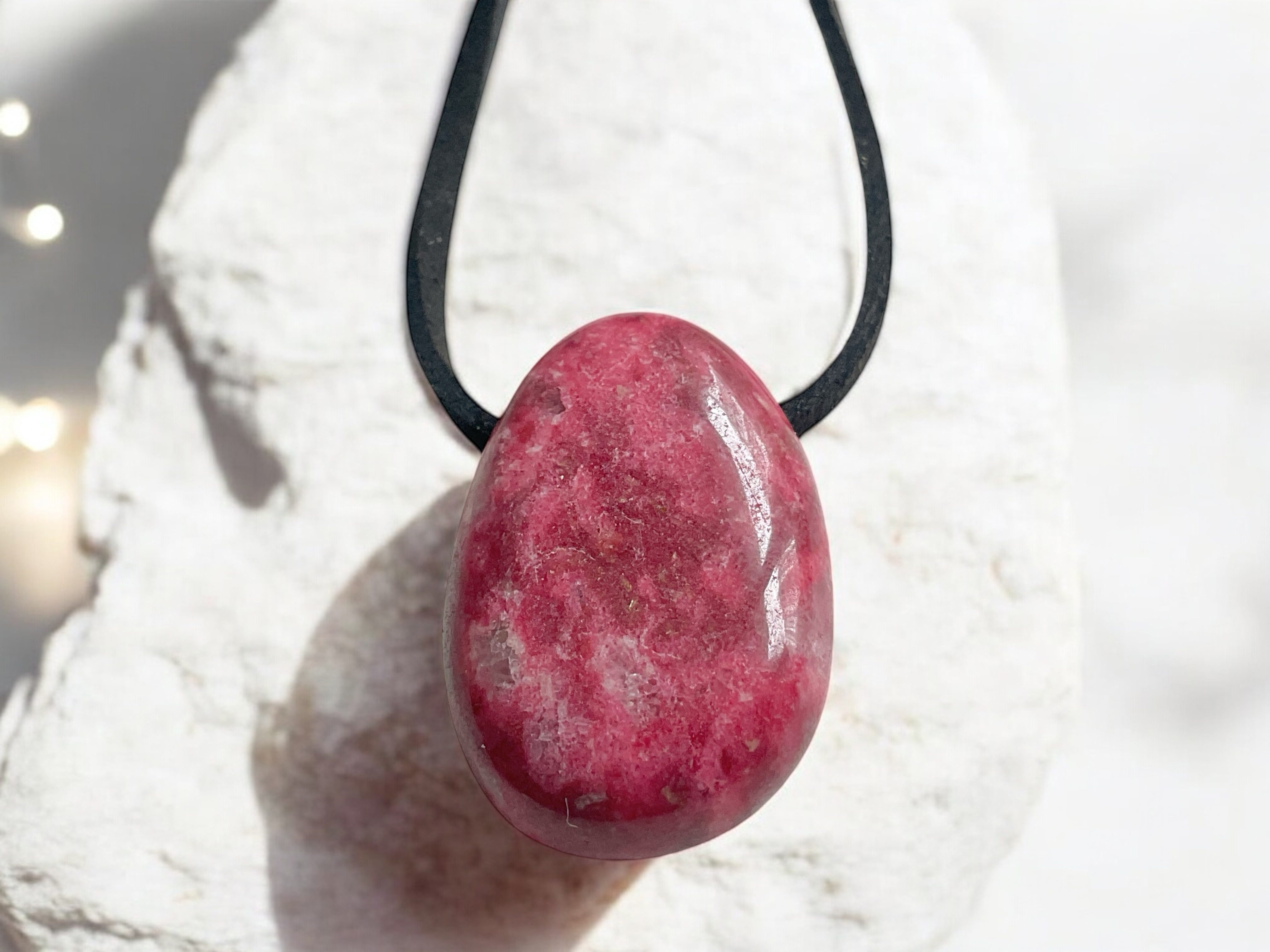 Steinfixx® Anhänger Set Edelstein Heilstein aus echtem Thulit, Tropfenanhänger (Blickfang, 1-tlg., Handarbeit, Norwegen), incl. 80 cm Wildlederband, Geschenkverpackung