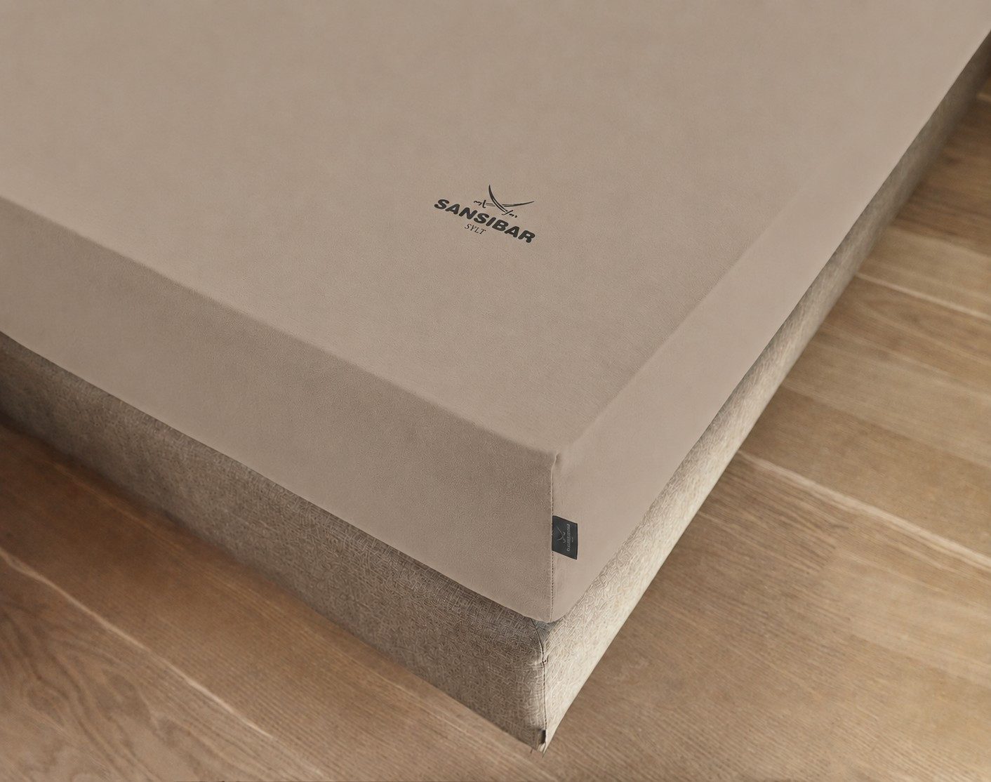 Sansibar Sylt Spannbettlaken Spannbettlaken "Sansibar Jersey Bettlaken“ Premium Qualität, Gummizug: rundum, mit hochwertigem Sansibar Logo-Druck, Fähnchen am Steg, Rundumgummizug