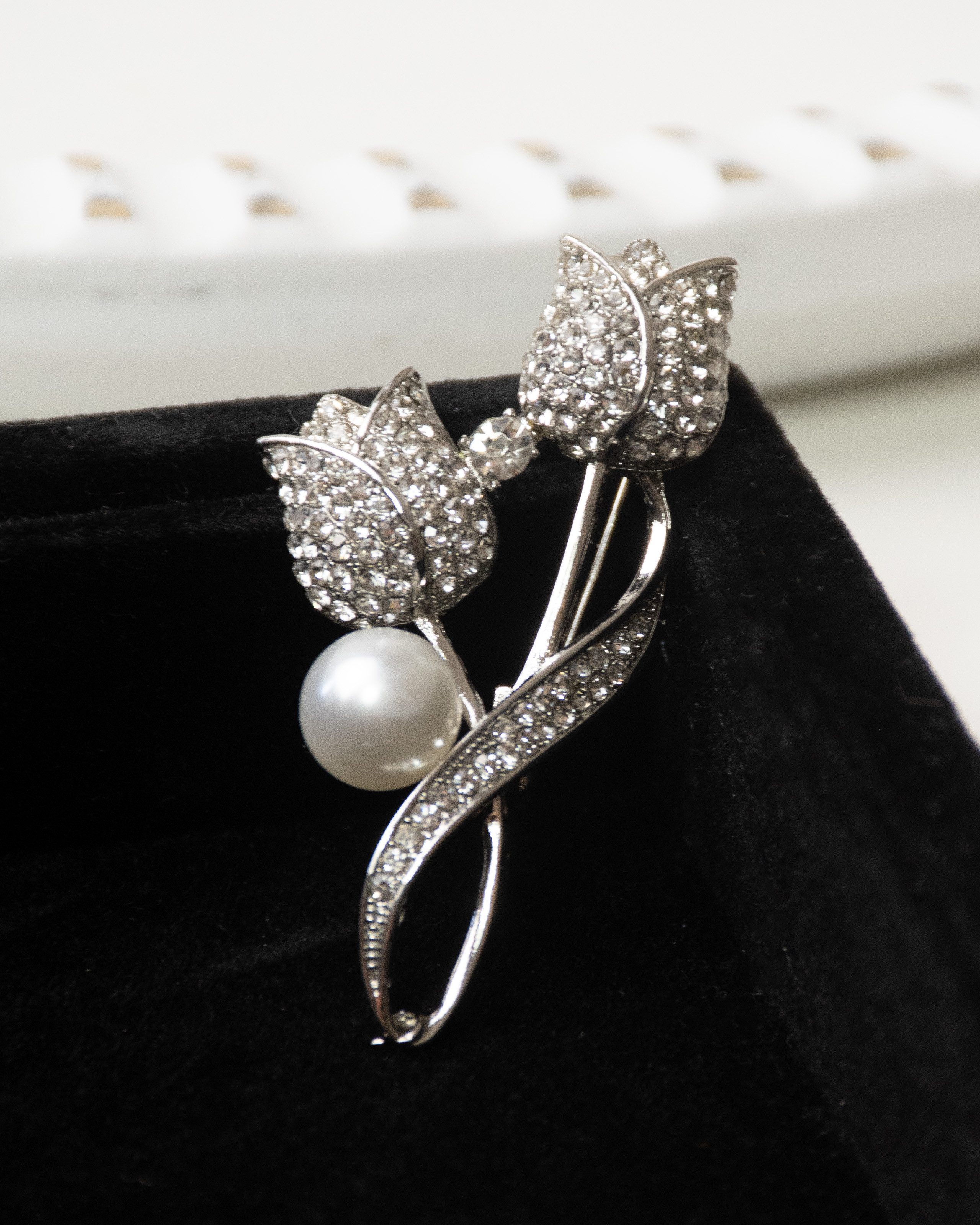 MayTree Brosche "Tulpen", weiß mit Strass und einer Zierperle (Stück, 1-tlg günstig online kaufen