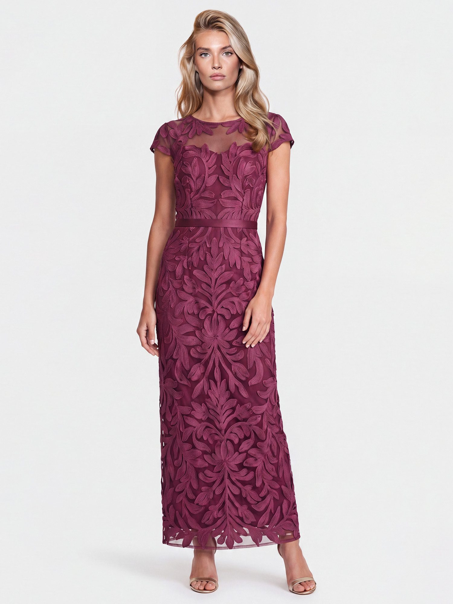 Apart Abendkleid mit Stickerei und Satinband