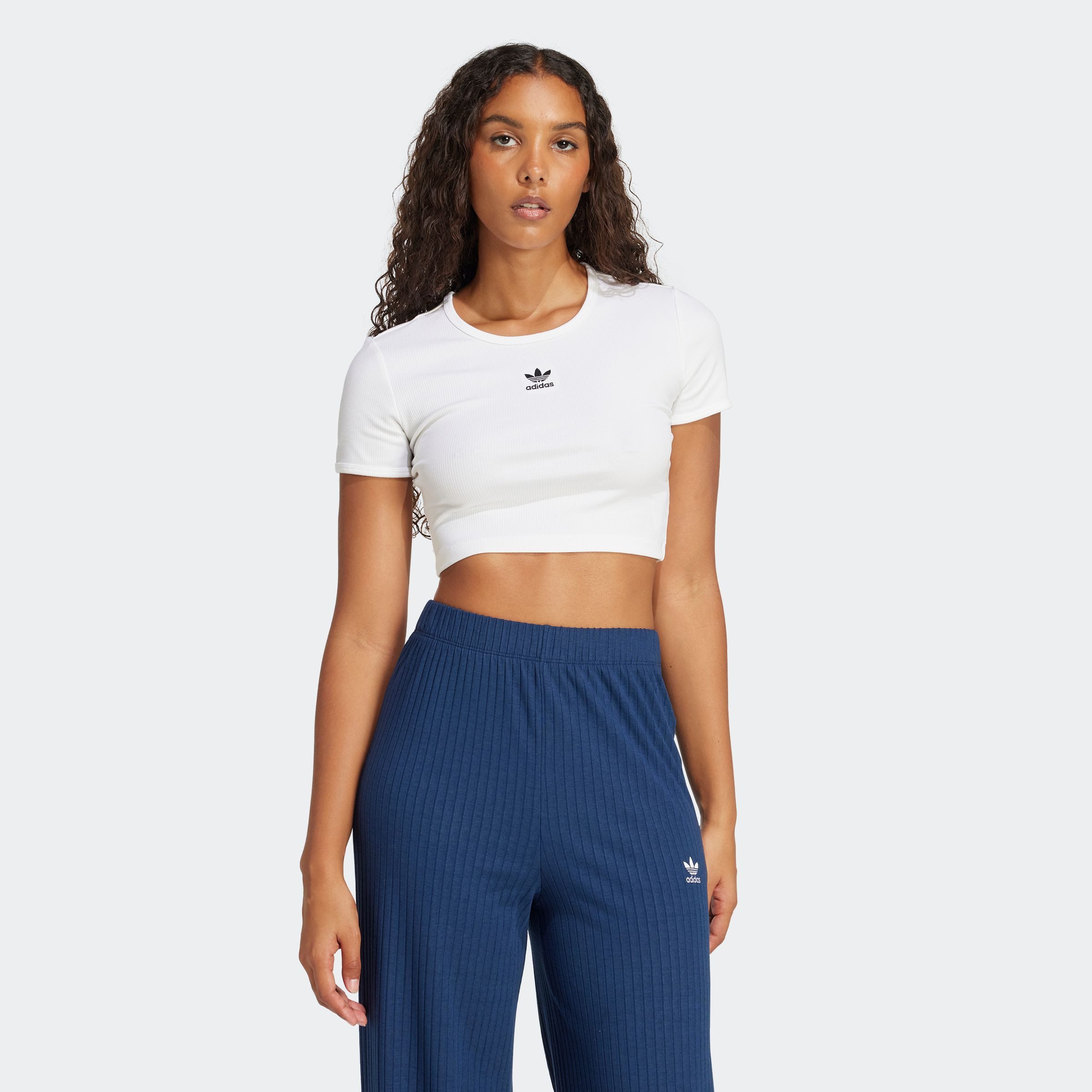 adidas Originals T-Shirt ESSENTIALS RIBBED CROP figurbetonte Passform, schmaler Schnitt, kürzerer Schnitt