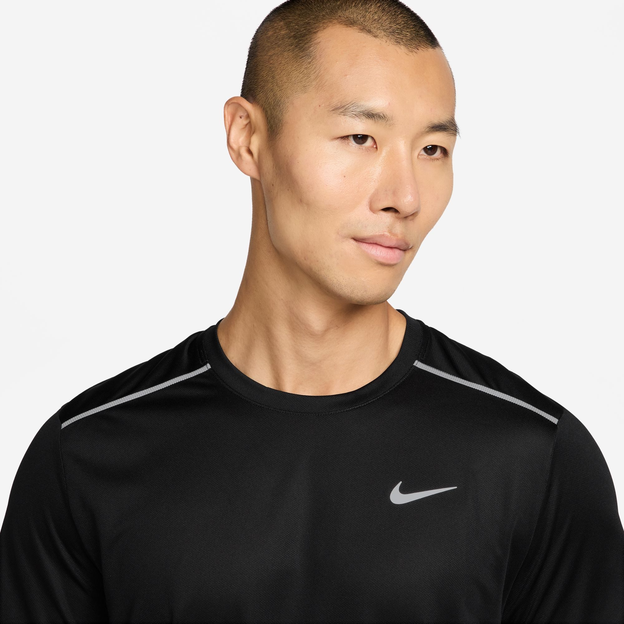 Nike Laufshirt M NK DF UV MILER SS mit reflektierenden Details, atmungsaktiv, schnell trocknend