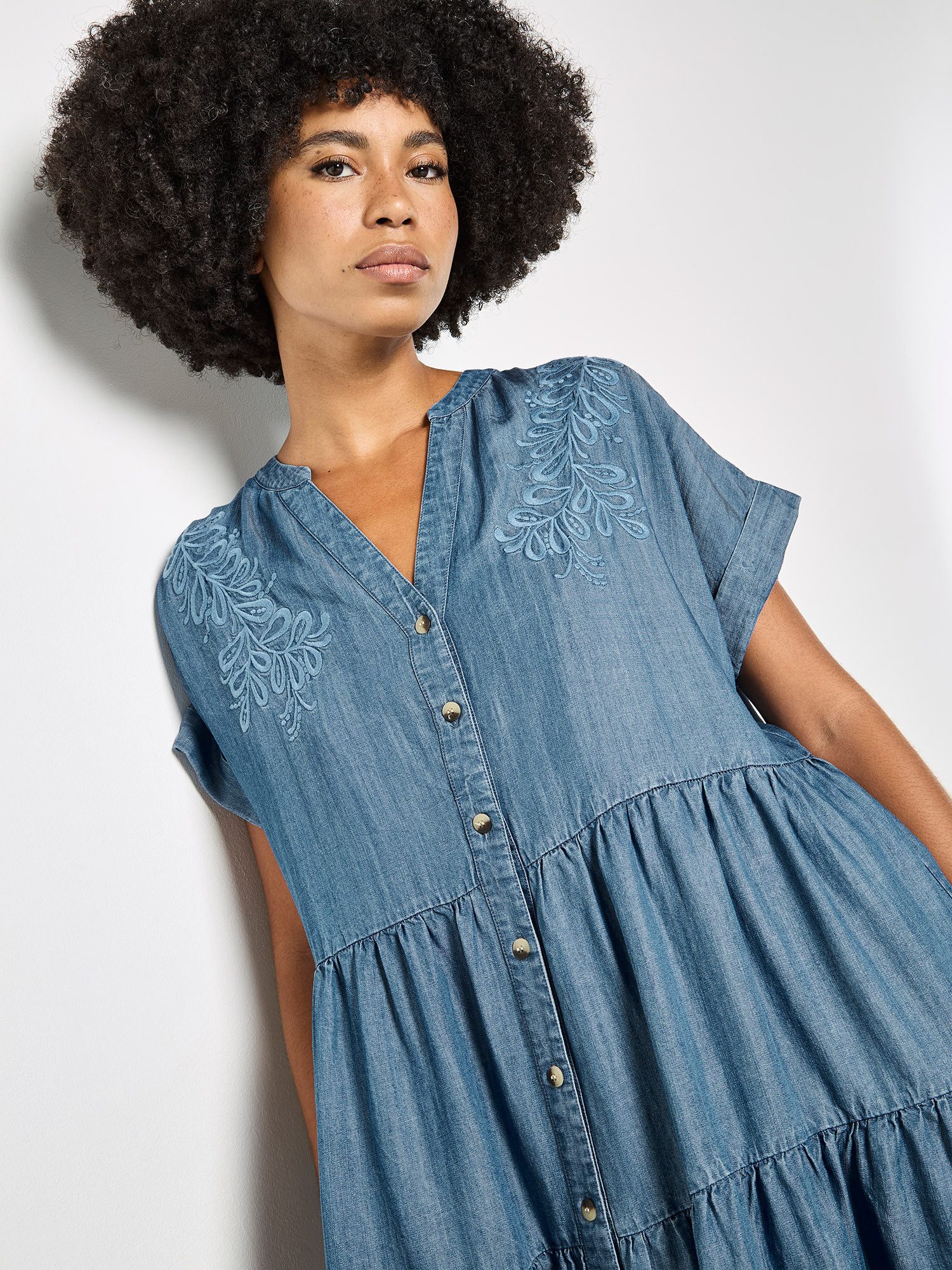 Apricot Minikleid Besticktes Jeans-Mini-Kleid mit Stufenrock