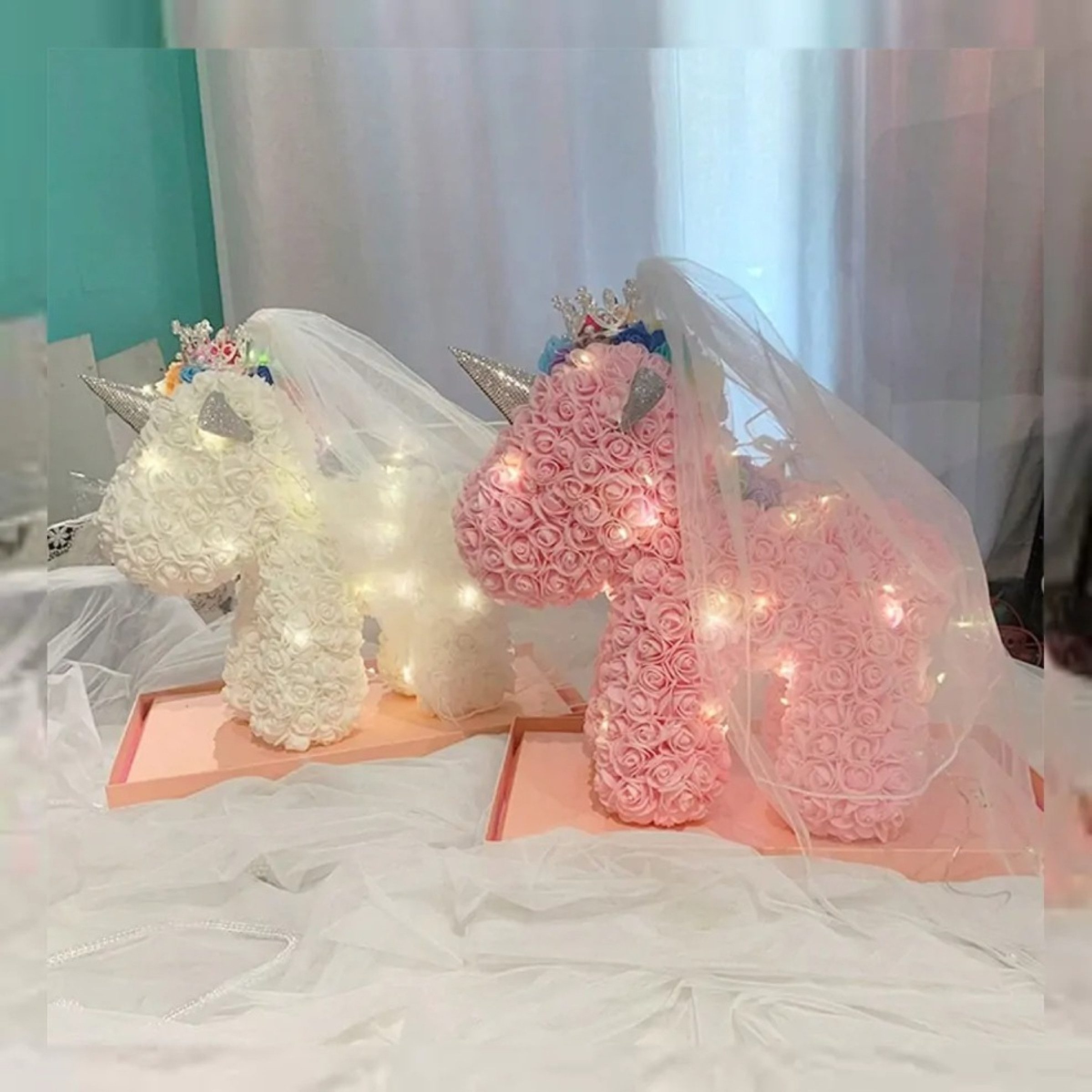 AMORE MIO LED Dekoobjekt LED Einhorn Lampe mit Rosen 40 cm Nachtlicht Deko Batterie, LED-Lichterkette, warmweiß, Warmweiß LED Rosenoptik Geschenkbox dekorativ Einhorn 40 cm