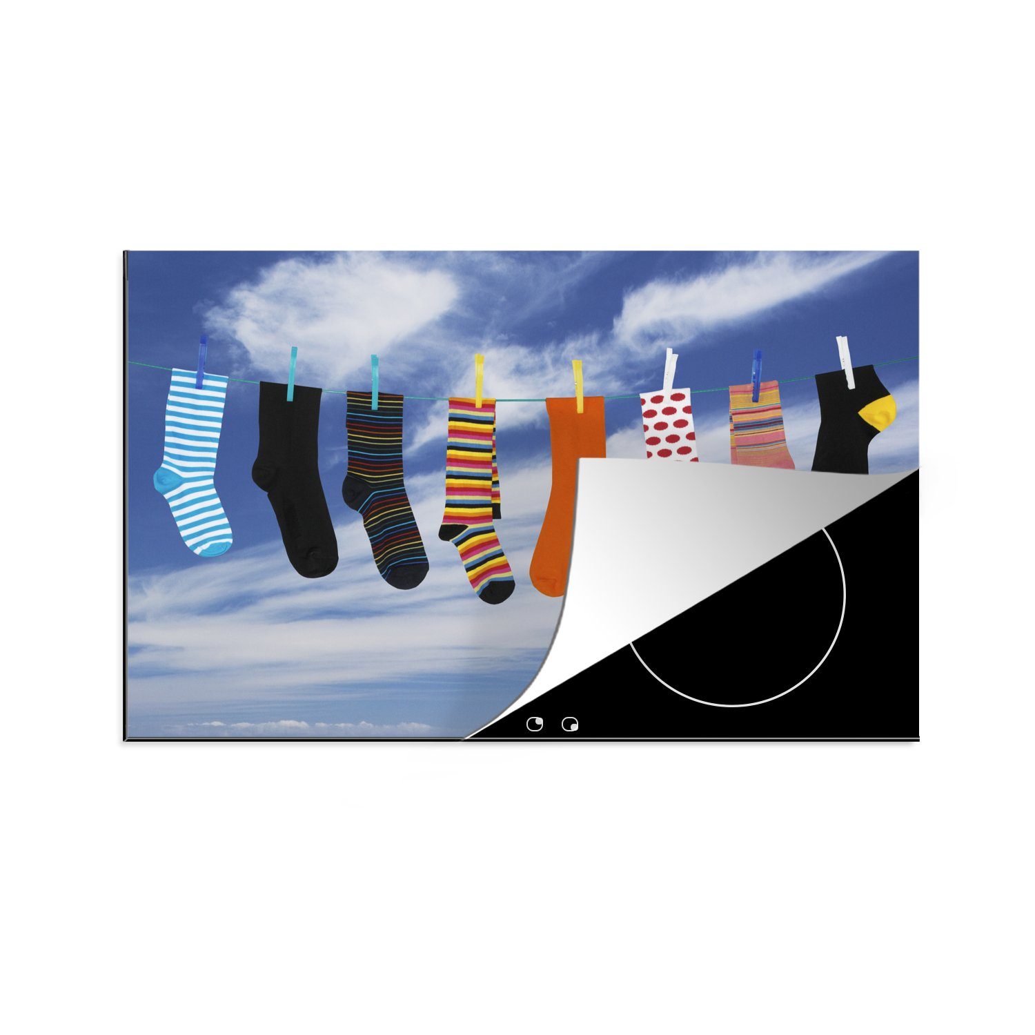MuchoWow Herdblende-/Abdeckplatte Socken auf einer Wäscheleine, Vinyl, (1 tlg), 81x52 cm, Induktionskochfeld Schutz für die küche, Ceranfeldabdeckung