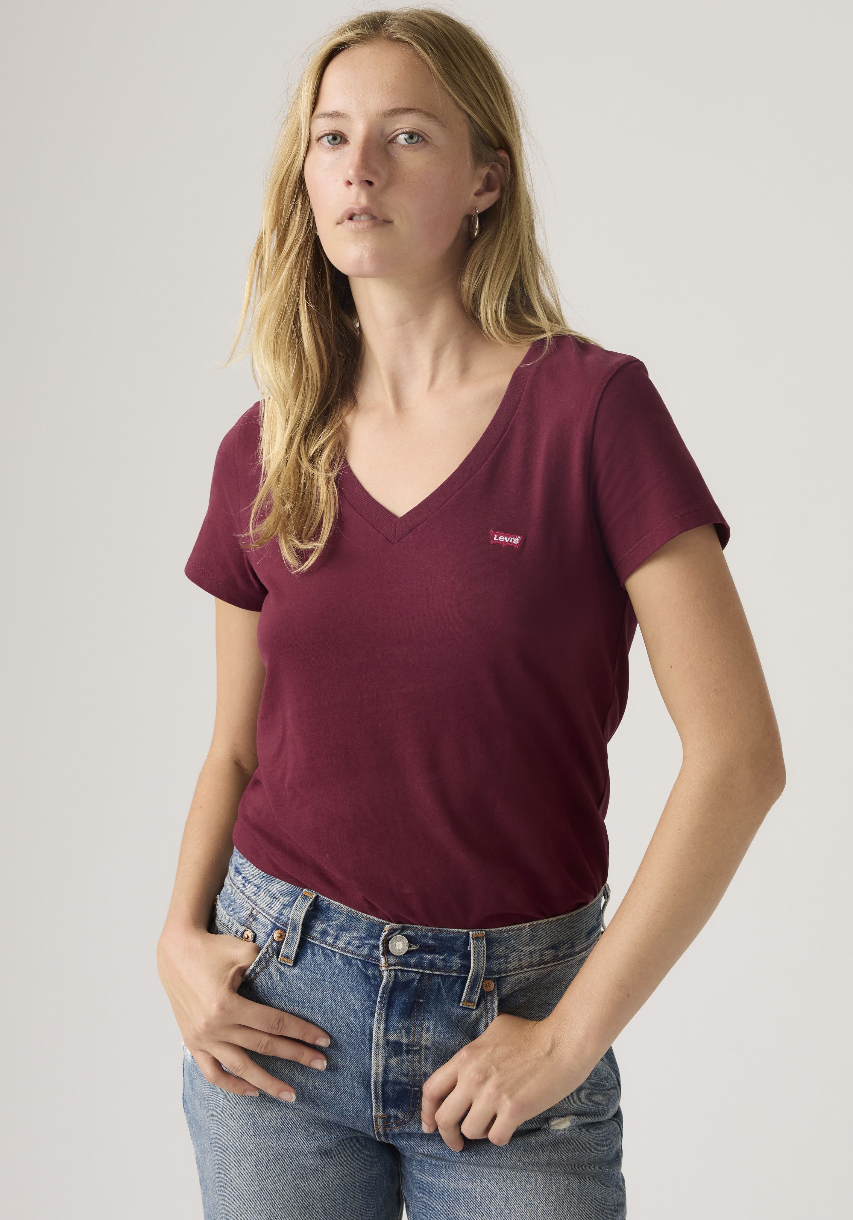Levi's® V-Shirt Perfect Tee mit kleinem Batwing- Logo günstig online kaufen