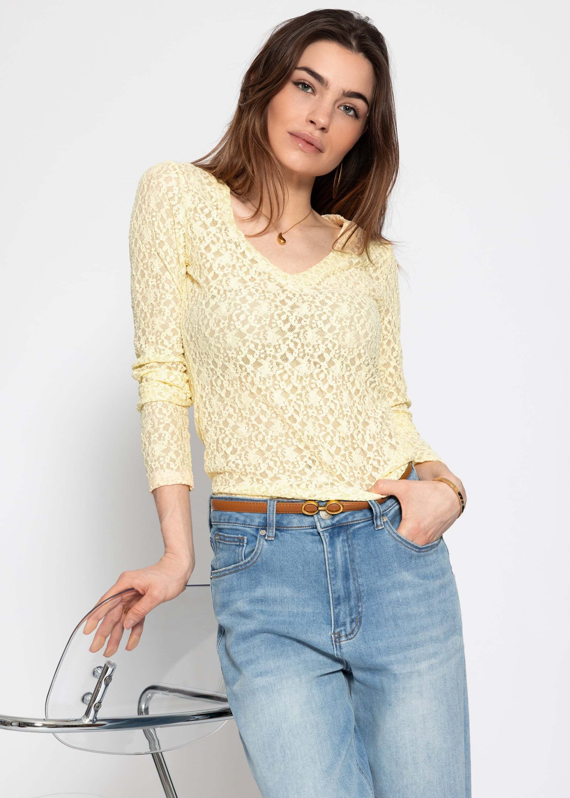 SASSYCLASSY Langarmshirt Spitzenshirt mit V-Ausschnitt für Damen Elegantes Langarmshirt mit floralem Muster in leichter Transparenz – Bild 4 von 5