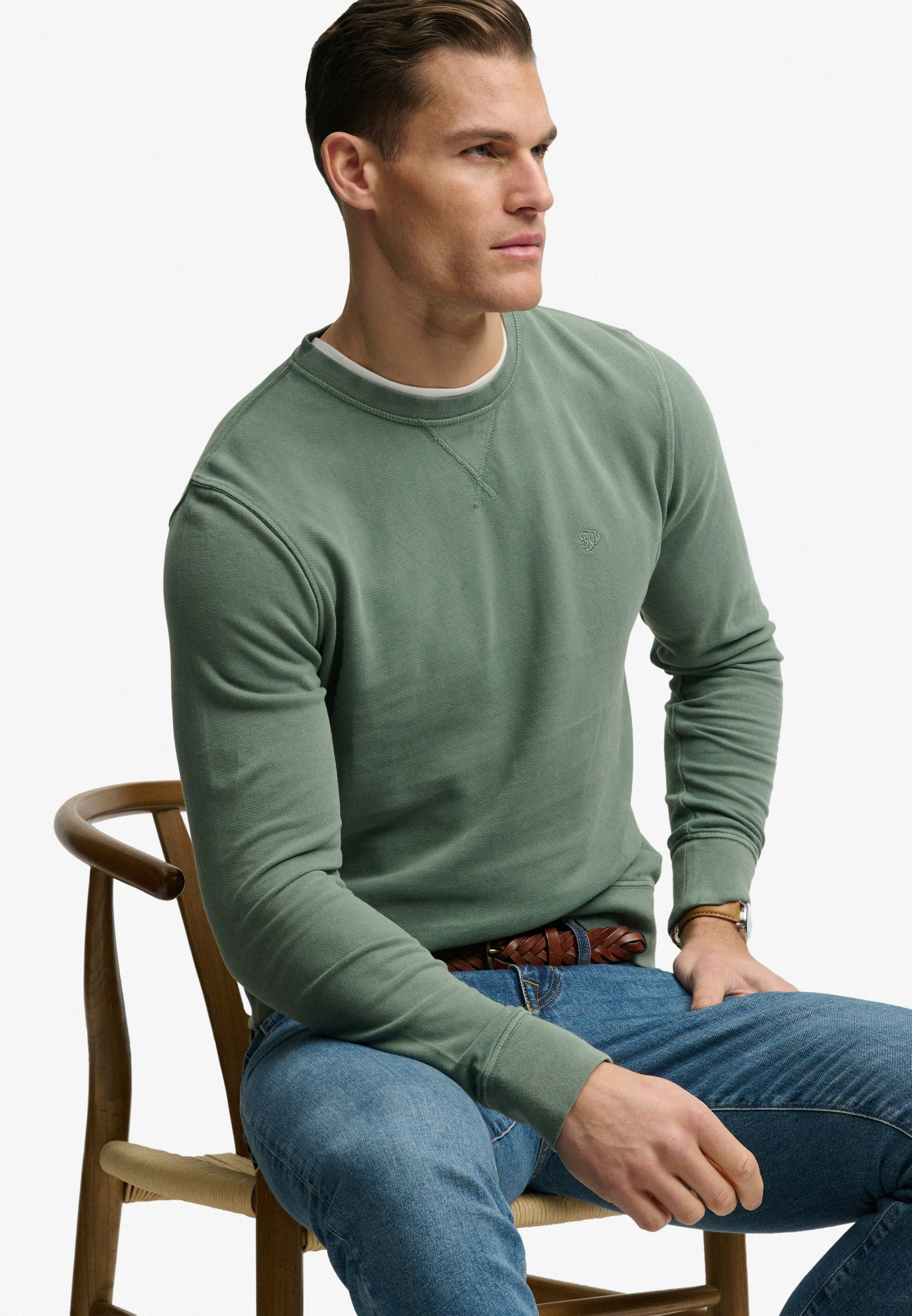 Superdry Sweatshirt CLASSIC ESSENTIAL SWEATSHIRT mit Rundhalsausschnitt, aus Baumwolle, Relaxed Fit, normaler Schnitt