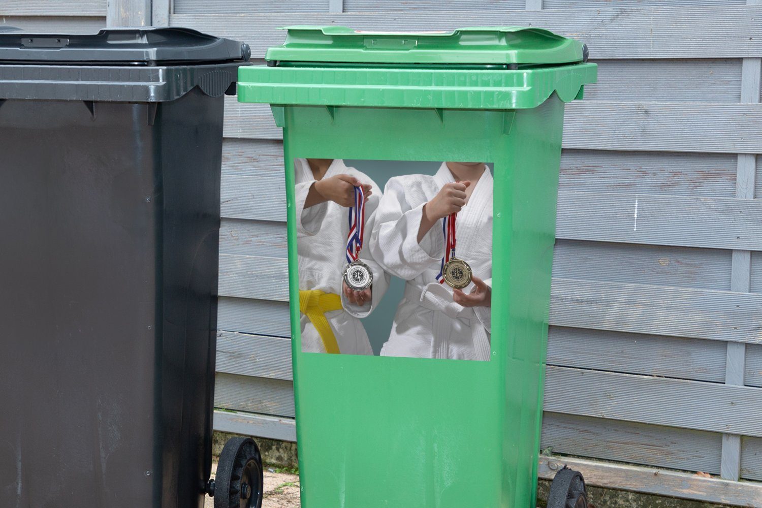 MuchoWow Wandsticker Zwei Judoka (1 Silbermedaille und Container, Abfalbehälter die Mülleimer-aufkleber, halten Sticker, St), Mülltonne, Gold