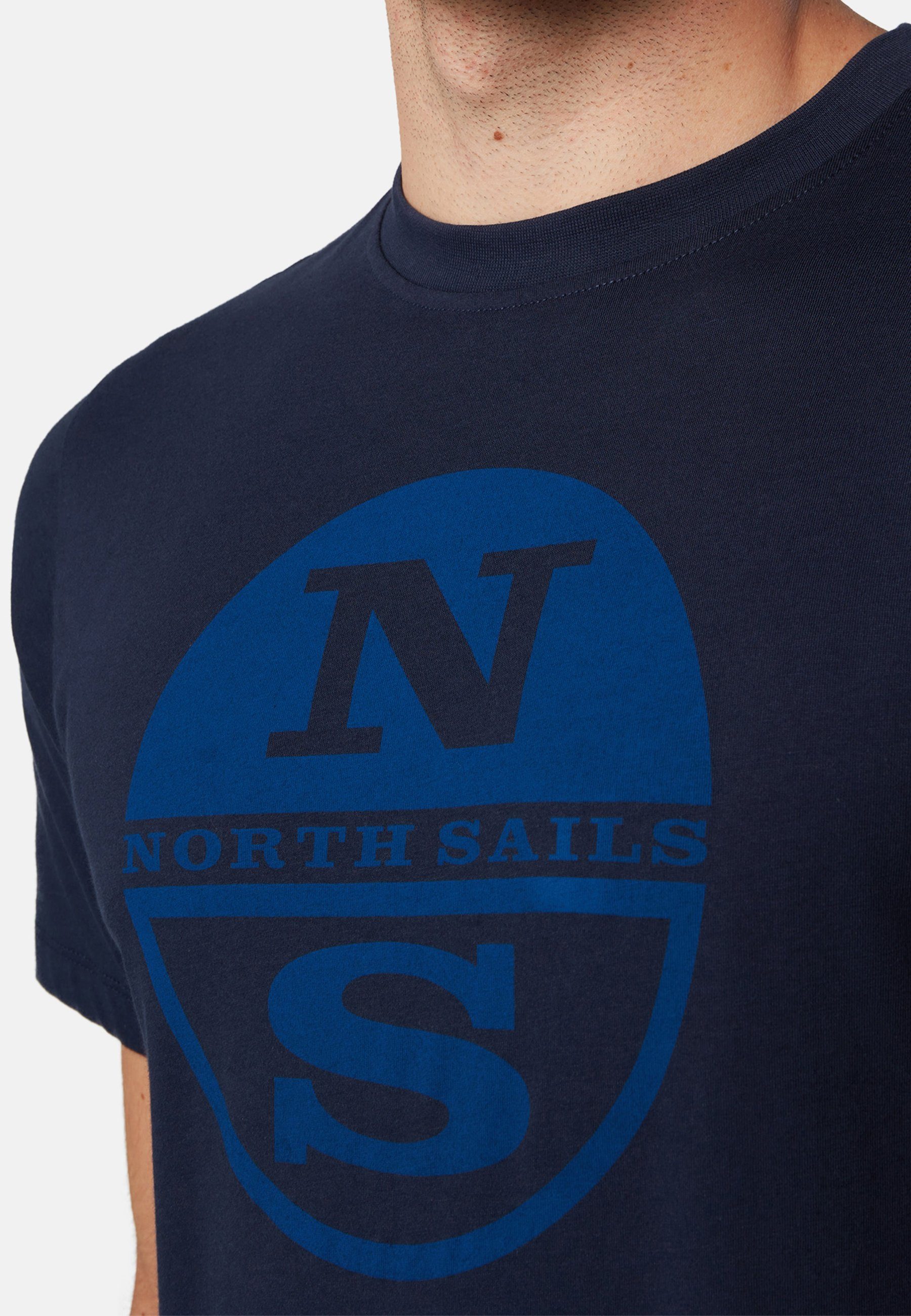 Design mit klassischem T-Shirt BLUE Sails mit DARK North T-Shirt Maxi-Logo-Aufdruck