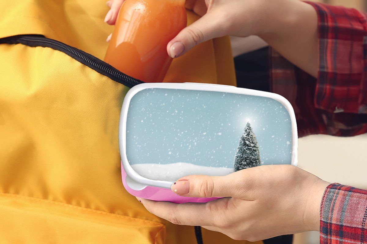 Kunststoff, MuchoWow rosa Erwachsene, Lunchbox Kunststoff Brotbox Ein einer verschneiten Landschaft Weihnachtsbaum und blauen, für Snackbox, Kinder, (2-tlg), Mädchen, Brotdose in einem