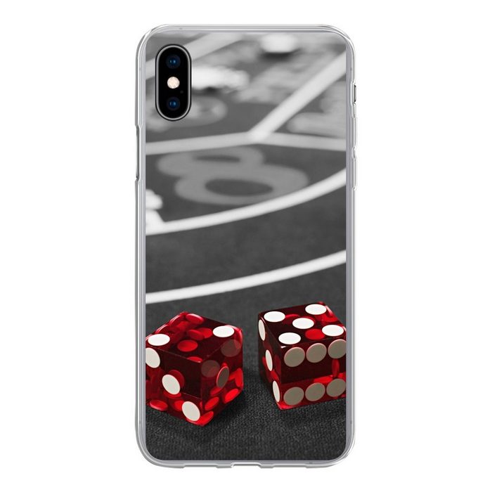 MuchoWow Handyhülle Ein Schwarz-Weiß-Foto von einem Pokertisch mit roten Würfeln Handyhülle Apple iPhone Xs Max Smartphone-Bumper Print Handy