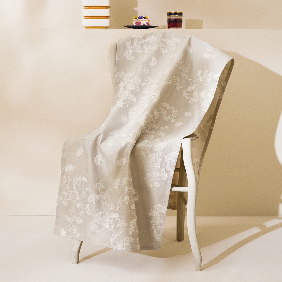 Garnier Thiebaut Tischläufer Tischläufer Mille Ginkos Naturel 55x180 cm, jacquard-gewebt