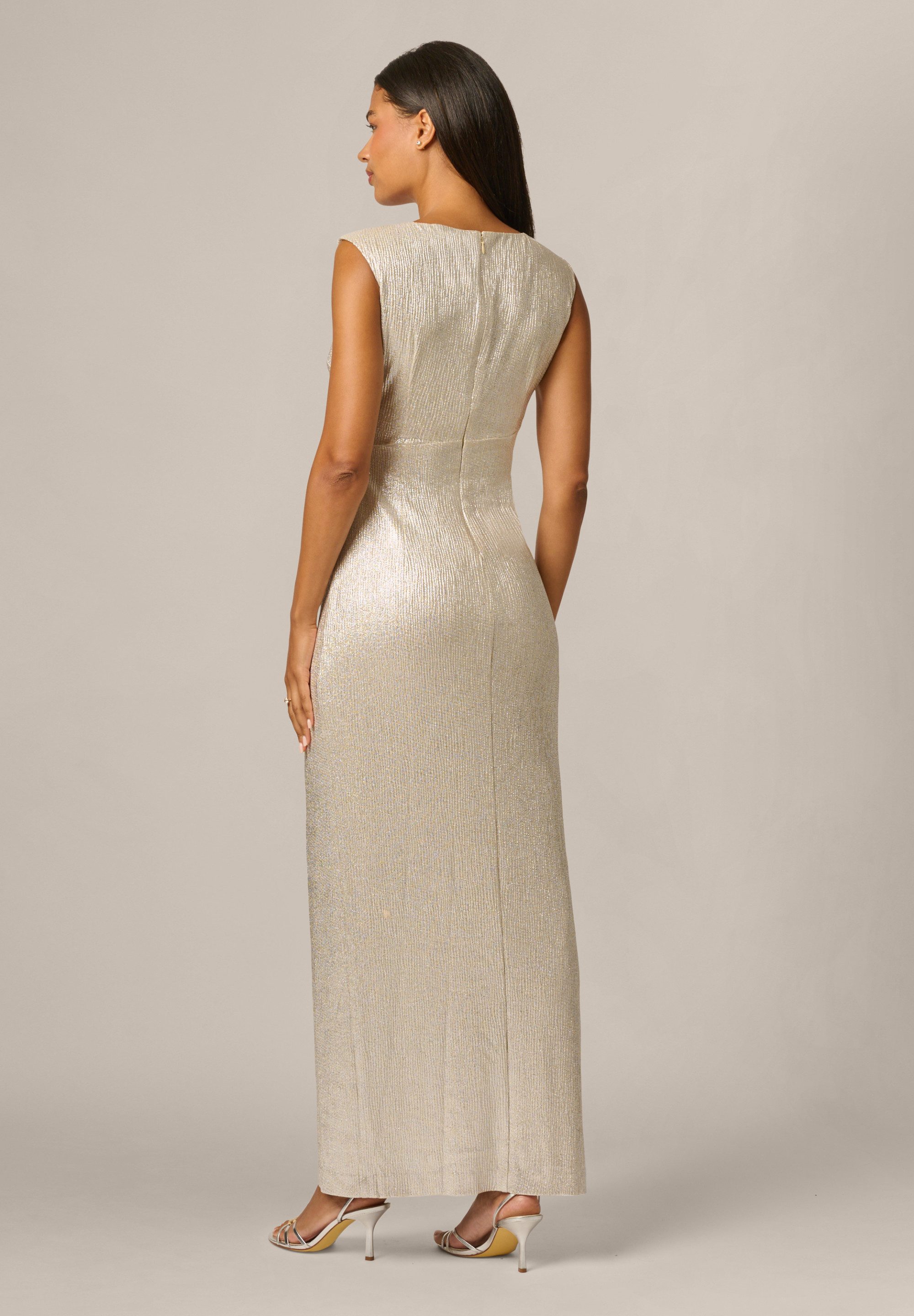Adrianna Papell Abendkleid Draped Waist Gown Schimmerndes, ärmelloses, langes Metallic-Kleid – Bild 4 von 5