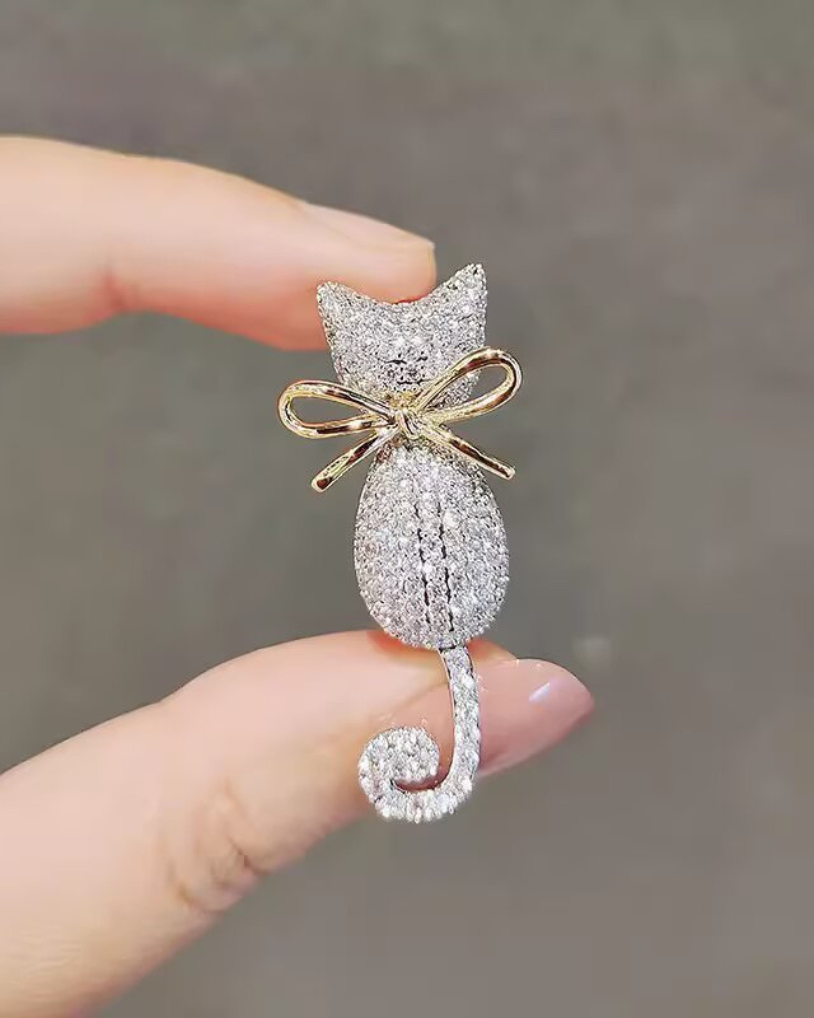 MayTree Brosche "Katze mit Schleife", mit Strass (Stück, 1-tlg), Metallbrosche mit Strass-Steinen