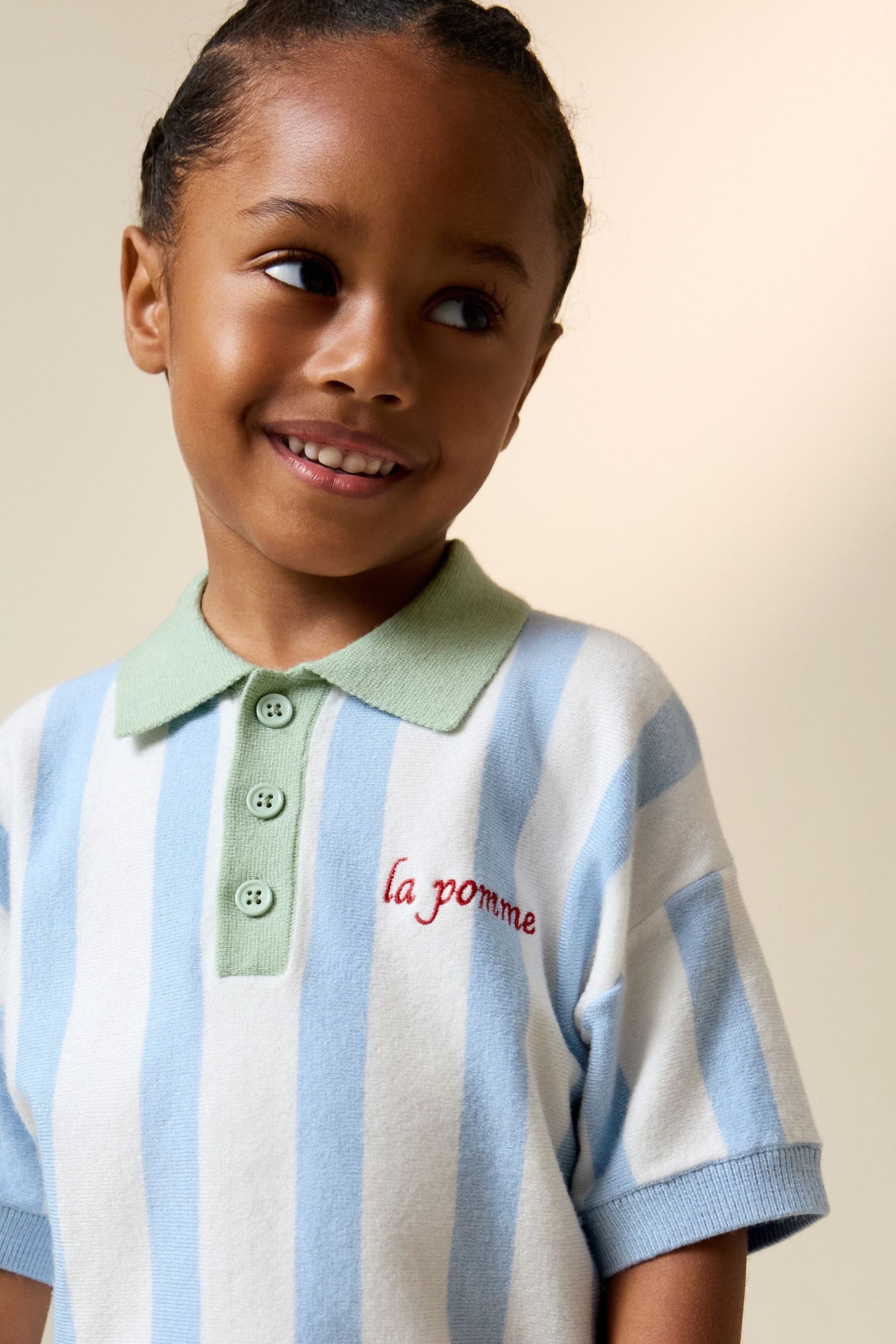 Next Polokragenpullover Strick-Poloshirt mit geknöpftem Kragen und Motiv (1-tlg)
