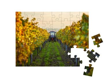 puzzleYOU Puzzle Herbstliche Reihen von Weinreben mit einem Traktor, 48 Puzzleteile, puzzleYOU-Kollektionen Traktoren